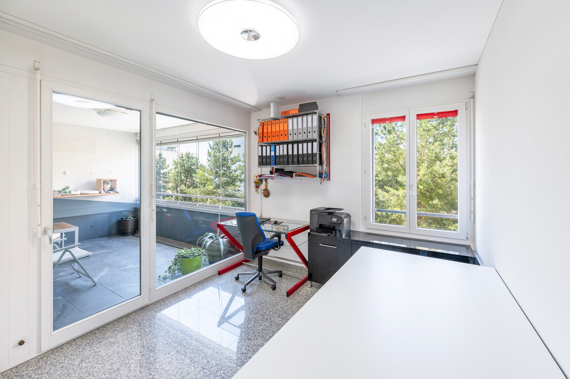 Helles Arbeitszimmer mit Balkonblick
