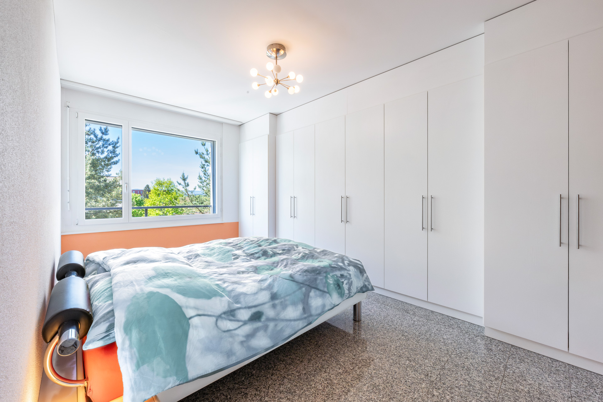 Helles Schlafzimmer mit Einbauschränken