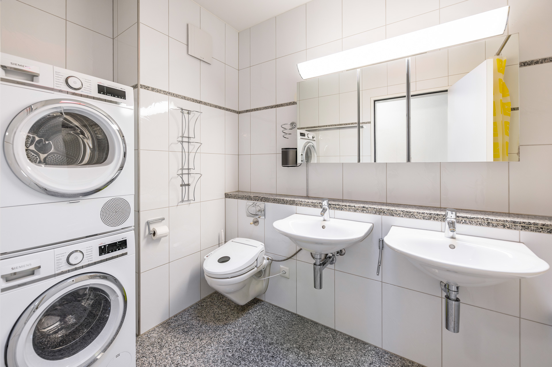Modernes Badezimmer mit Waschmaschinen und Doppelwaschbecken