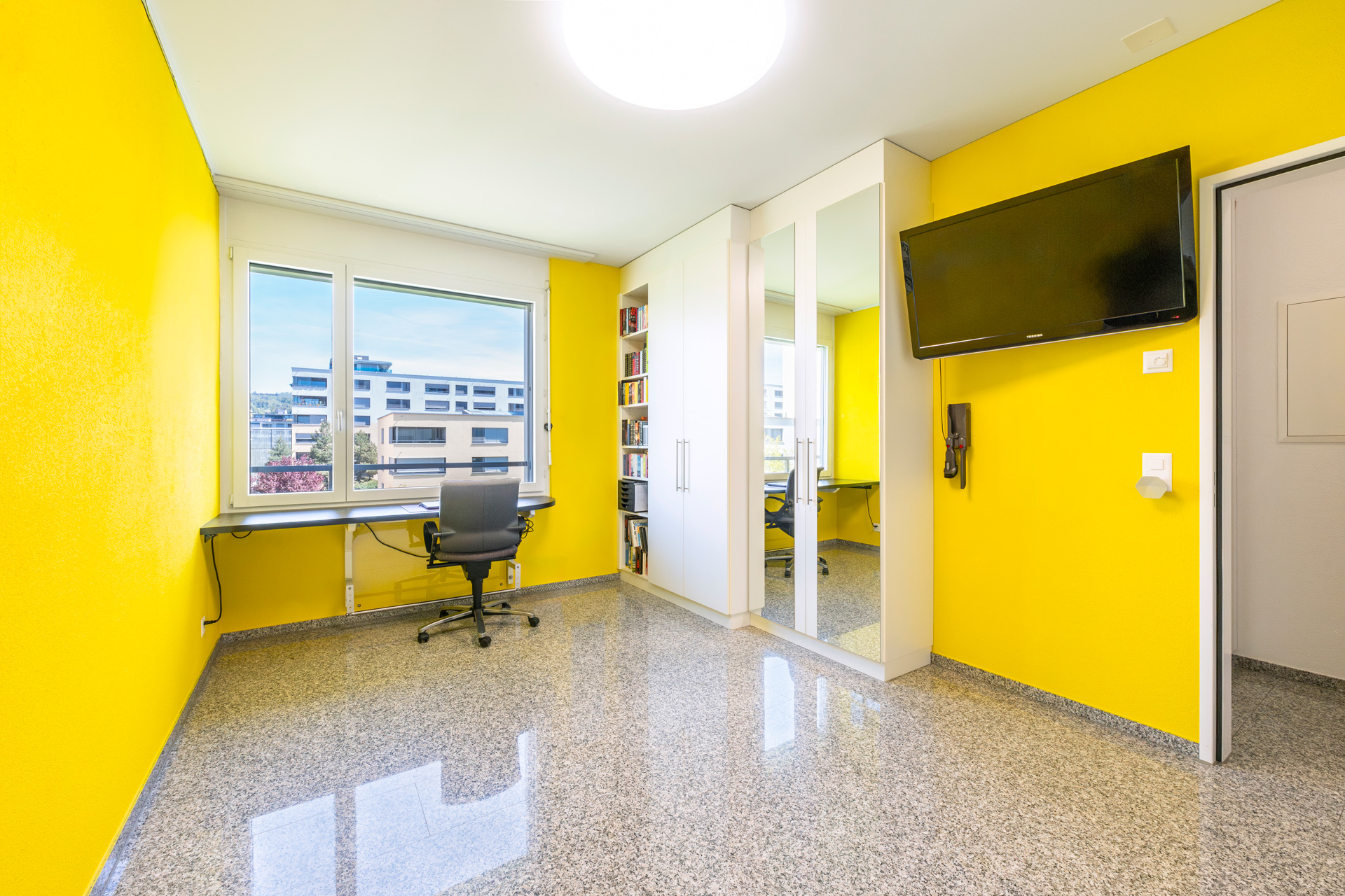 Helles Arbeitszimmer mit gelben Wänden