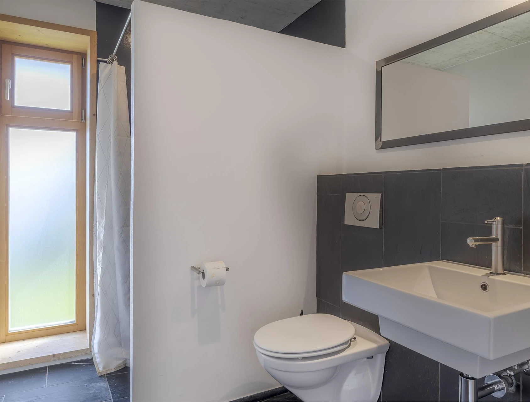 Modernes Gäste-WC mit Fenster und Waschtisch