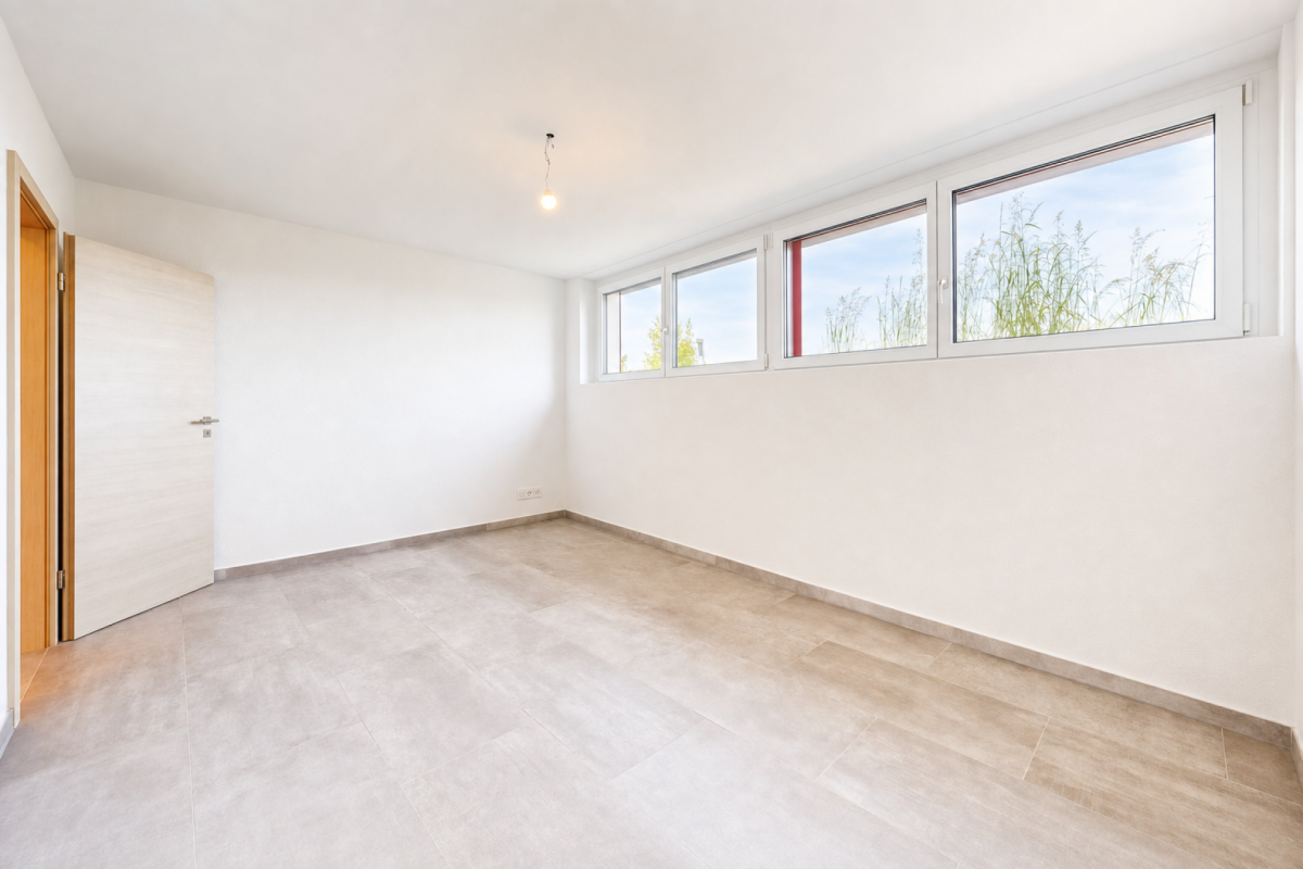 Heller leerer Raum mit großem Fensterband