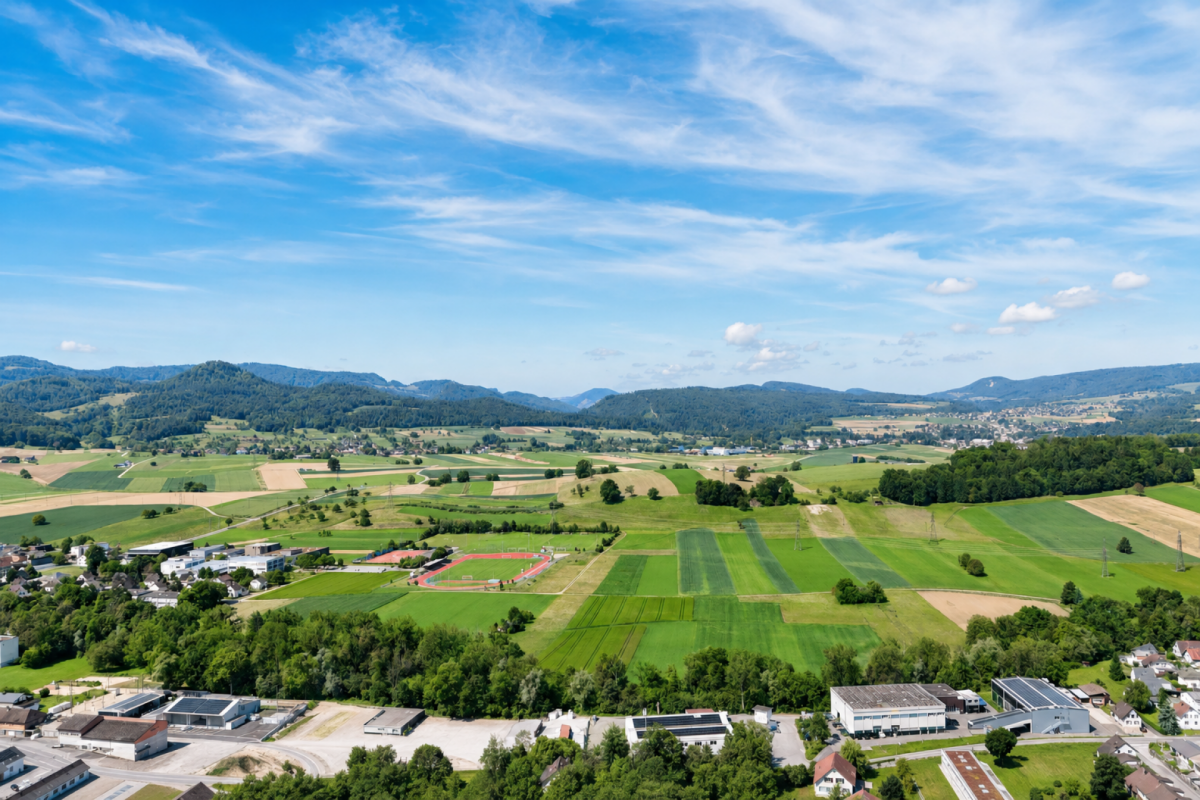 Luftaufnahme einer ländlichen Landschaft mit Feldern und Bergen