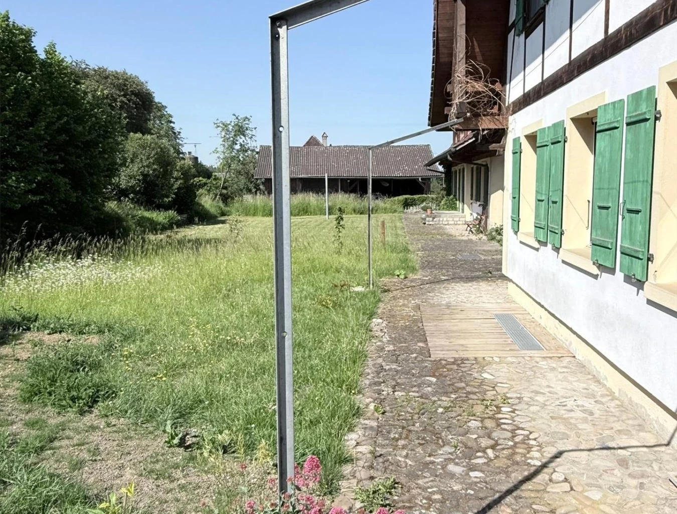 Außenansicht eines ländlichen Hauses mit Garten