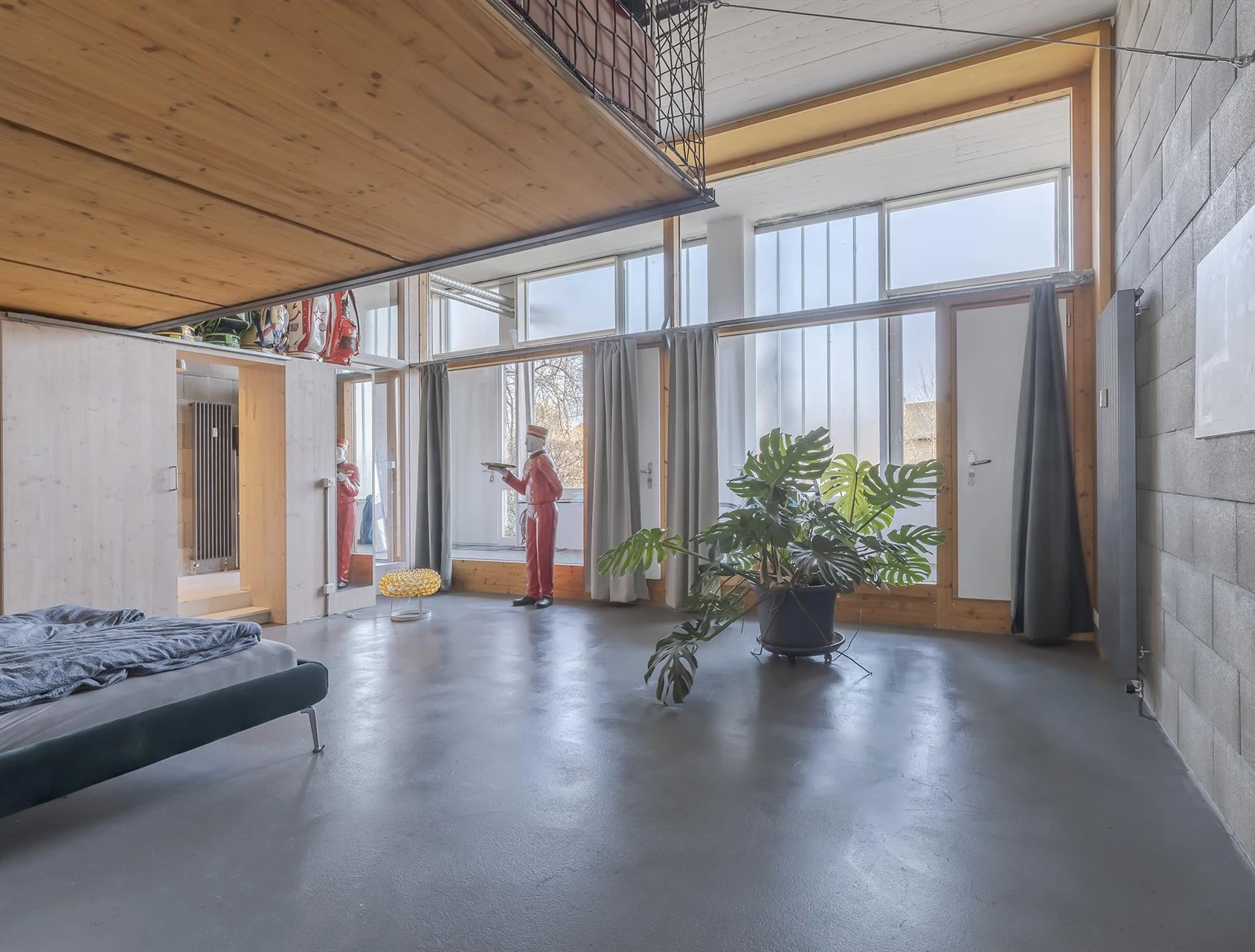 Helles Loft-Schlafzimmer mit Galerie
