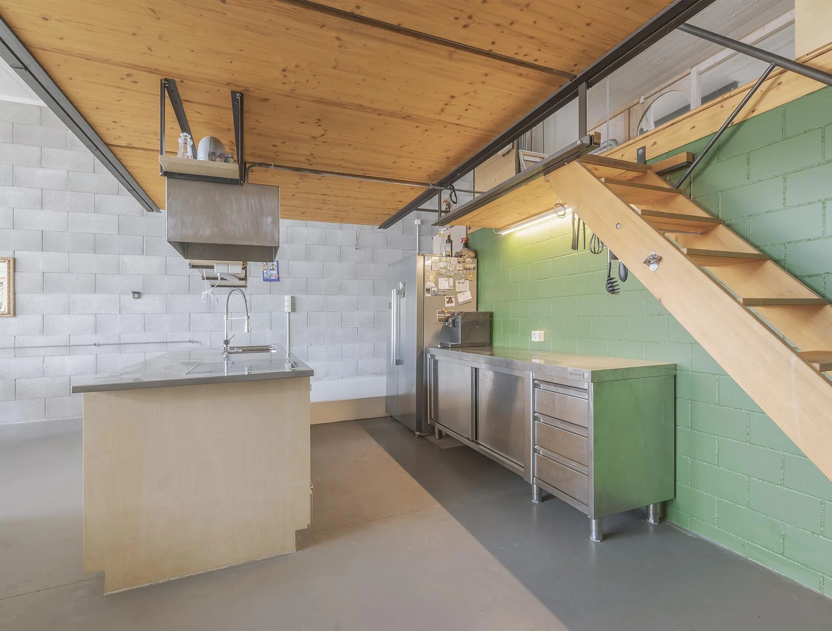 Offene Küche mit Treppe und Loft-Charakter
