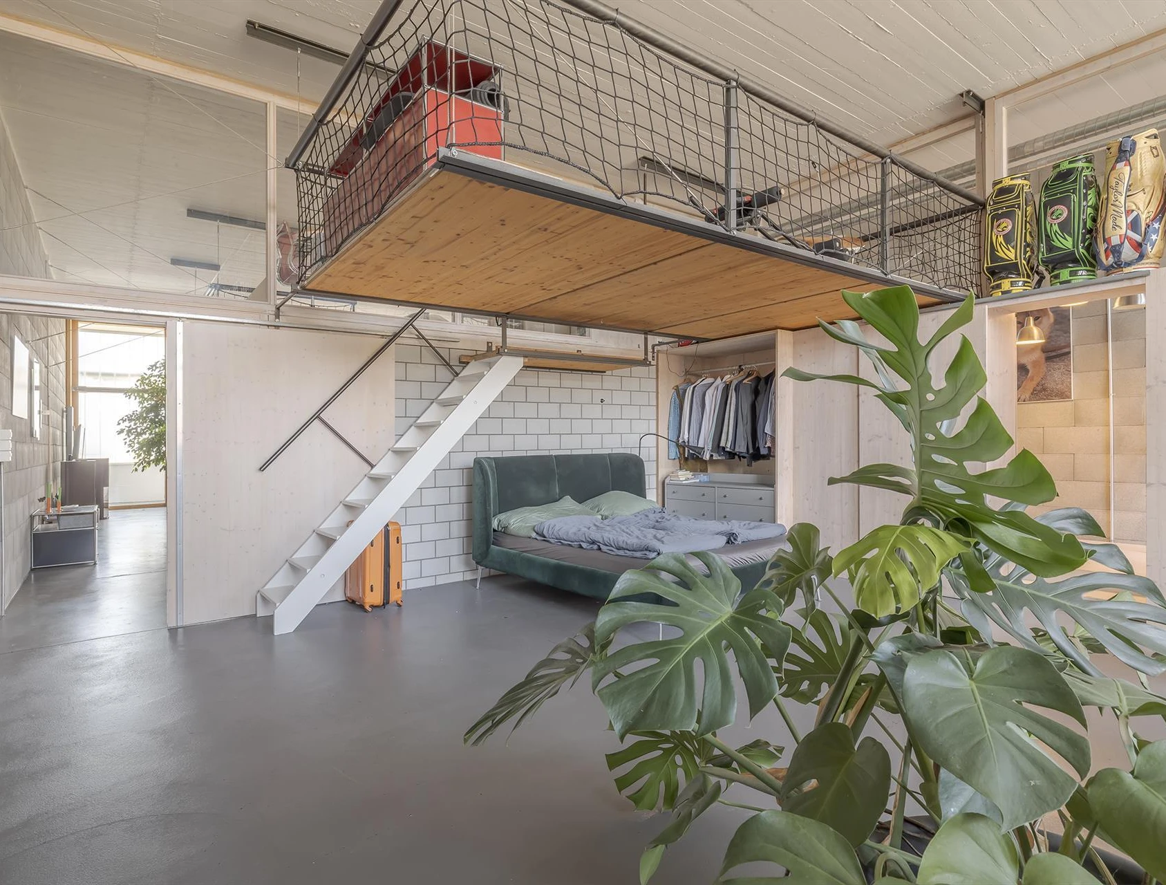 Industrieller Schlafbereich mit Hochbett und Stauraum