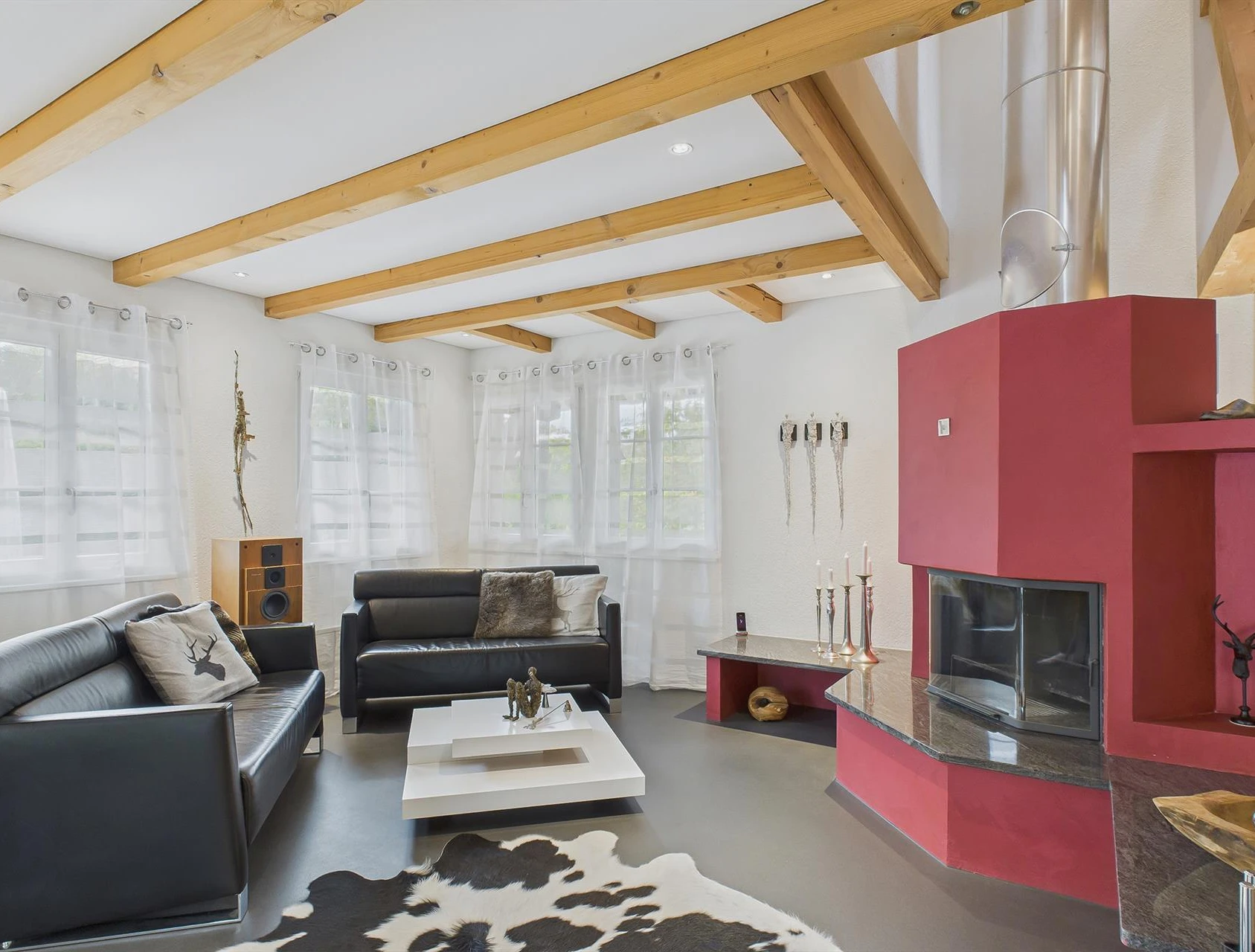 Modernes Wohnzimmer mit Kamin