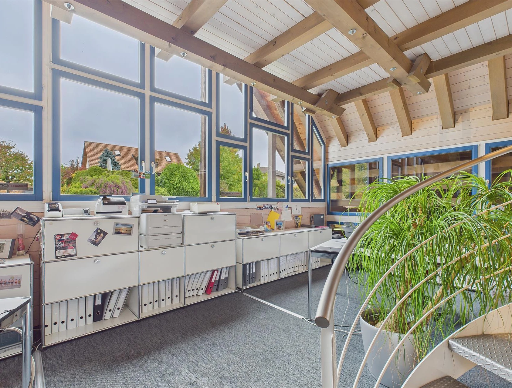 Helles Büro mit großer Fensterfront