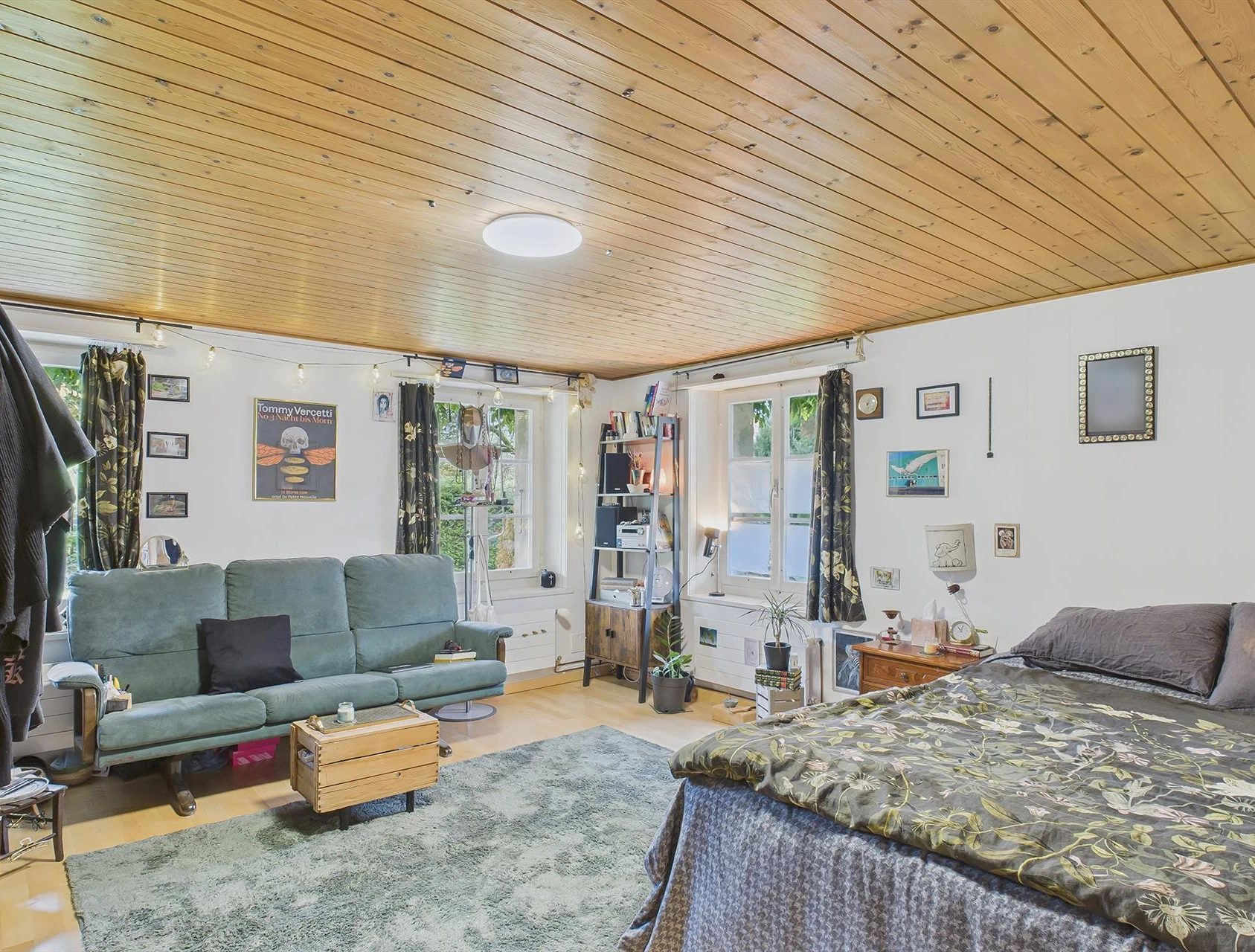 Gemütliches Schlafzimmer mit Holzdecke