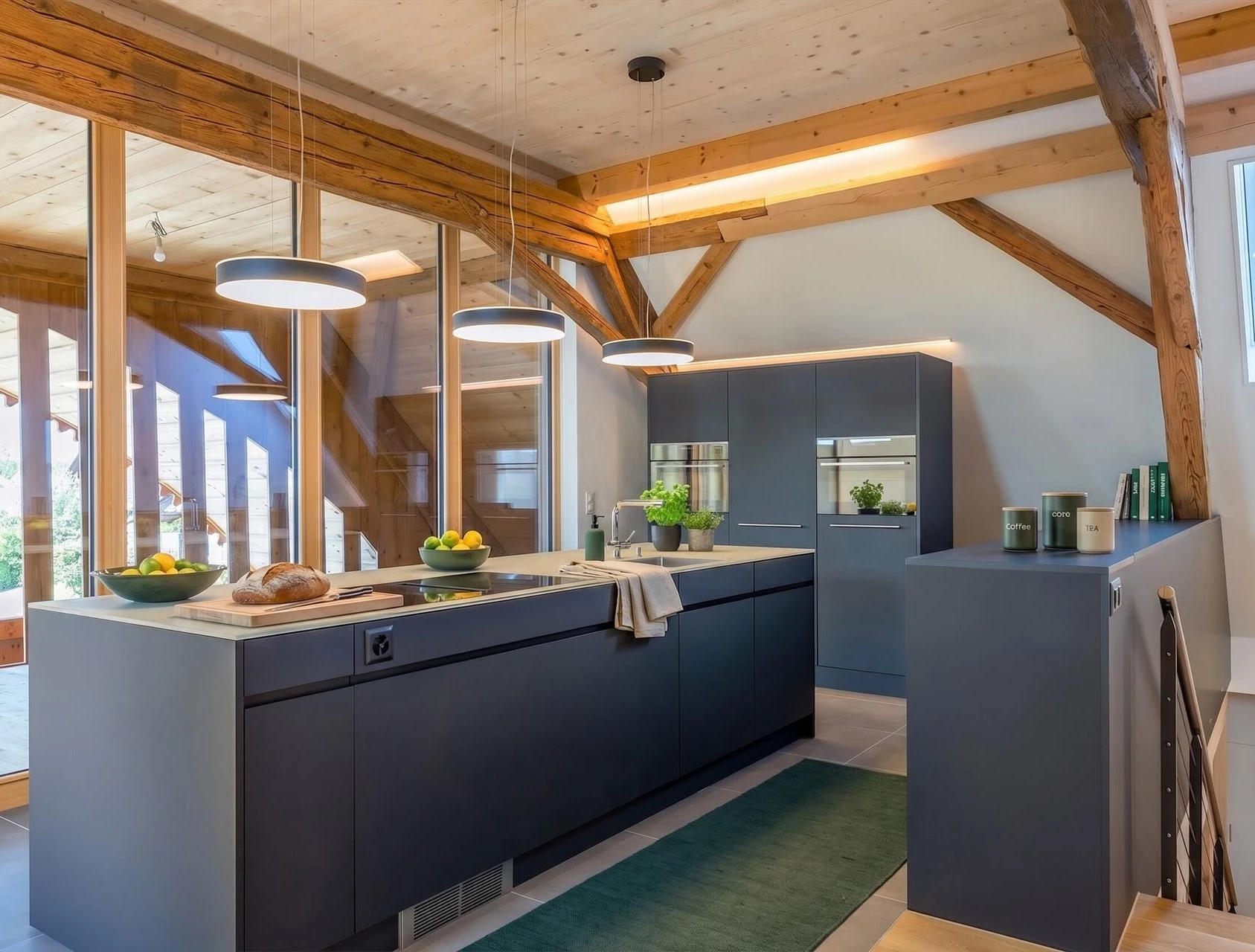 Moderne Wohnküche mit sichtbaren Holzbalken