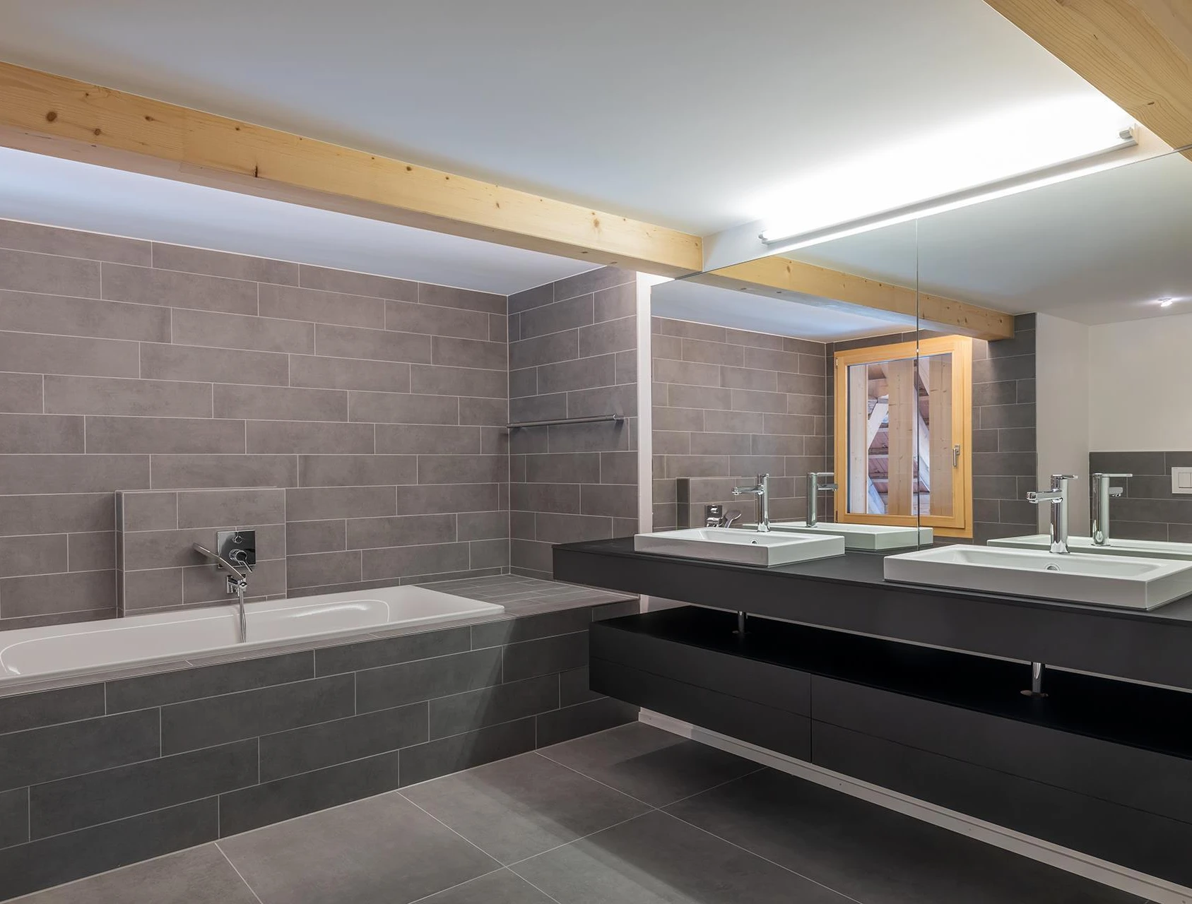 Modernes Badezimmer mit Doppelwaschtisch und Badewanne