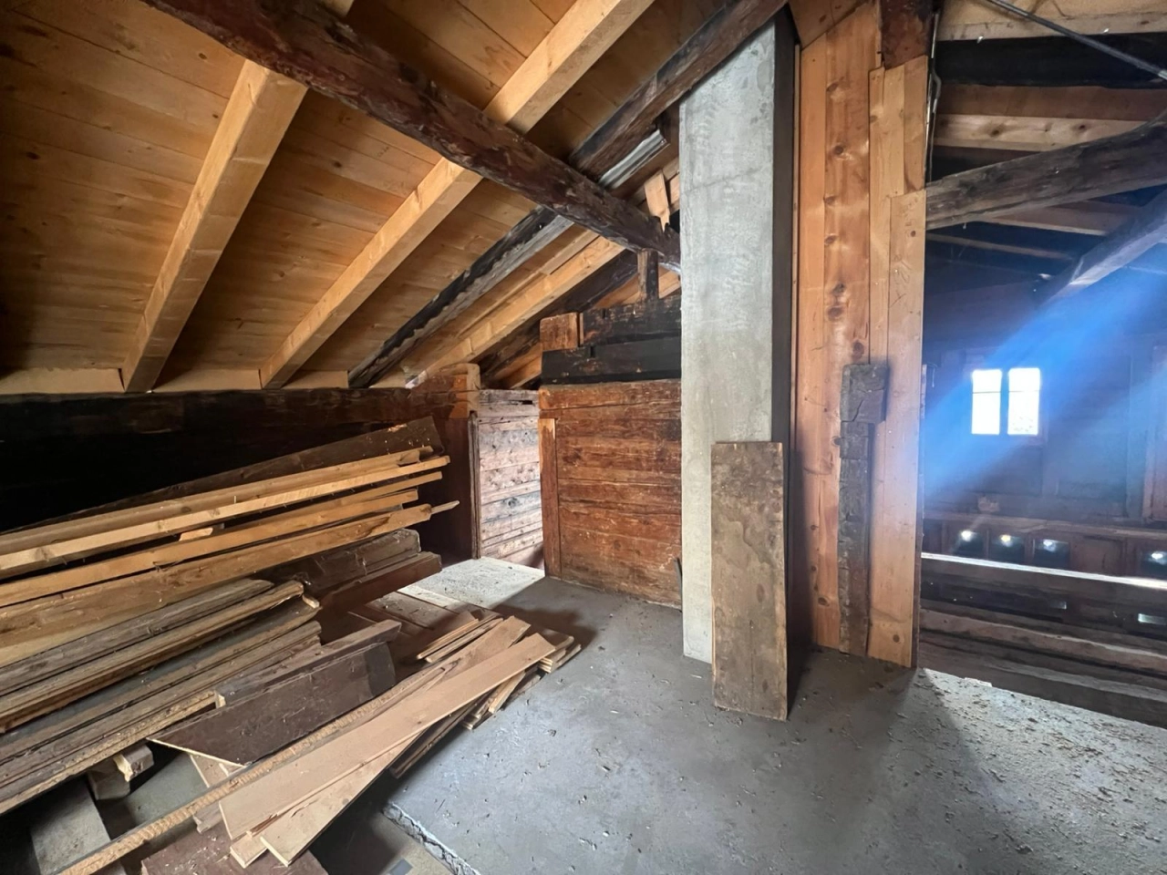 Dachboden mit sichtbarer Holzkonstruktion