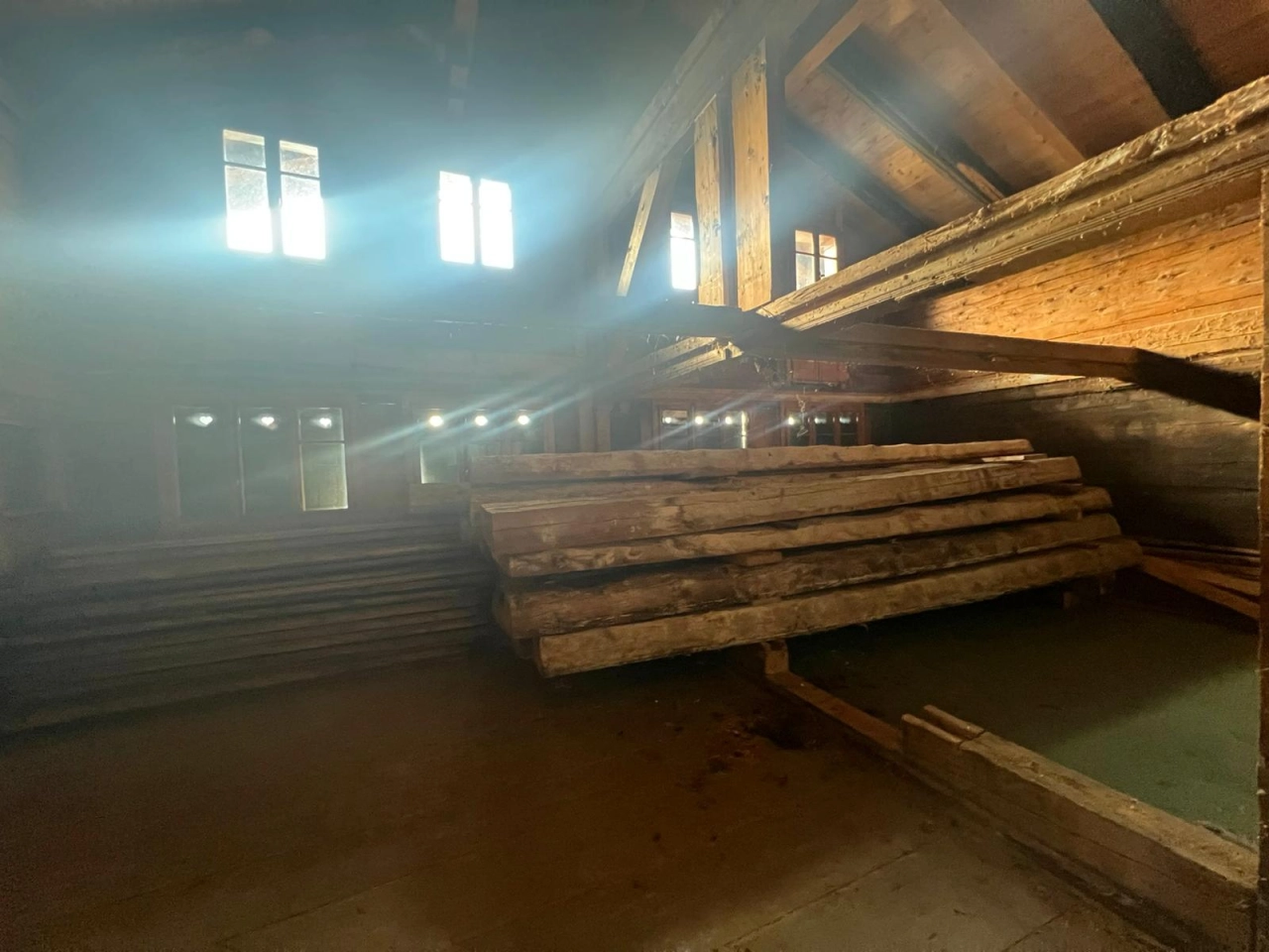 Dachboden mit Holzbalken
