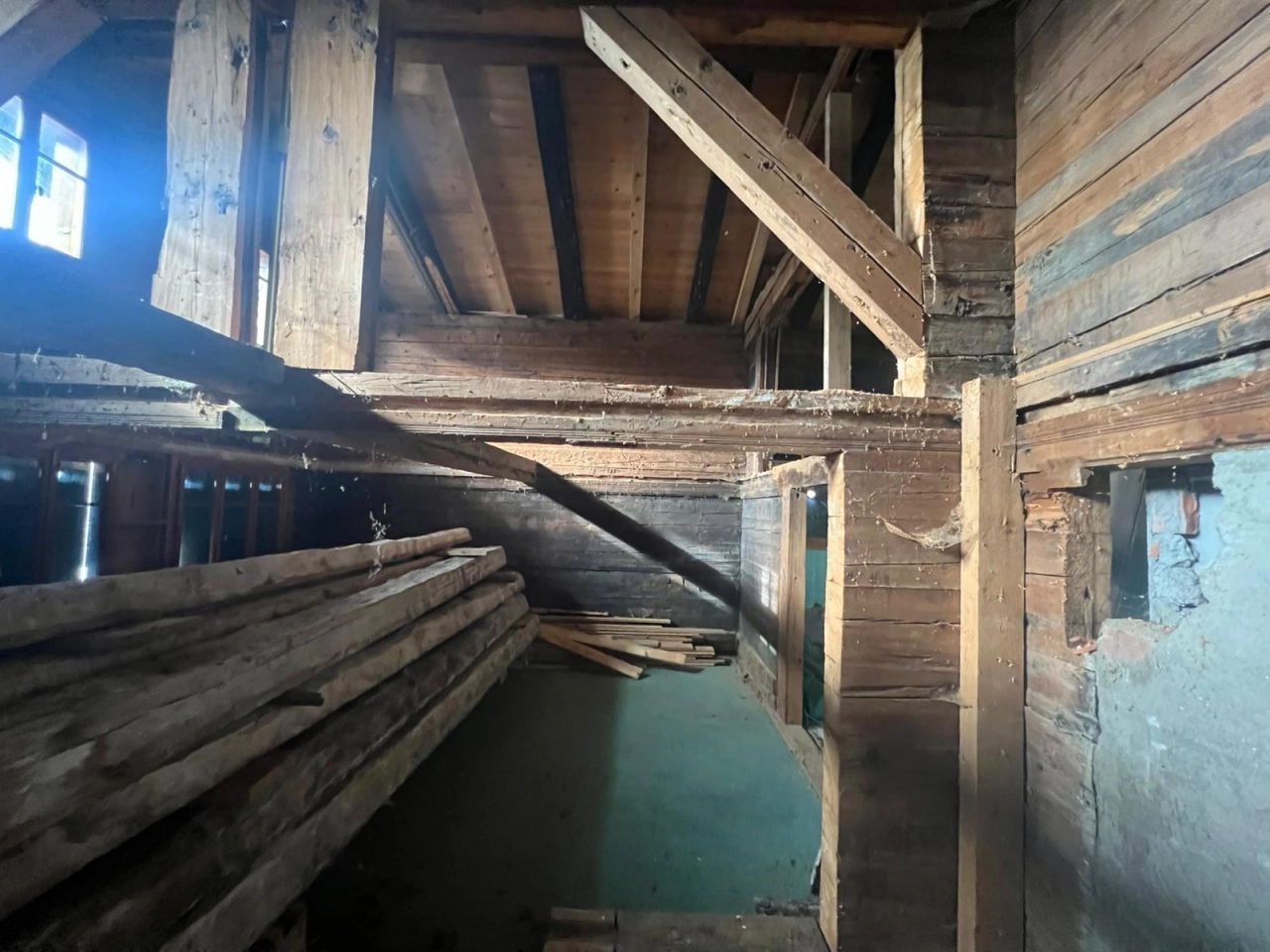Dachboden mit sichtbarer Holzkonstruktion