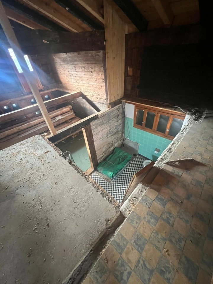 Dachgeschoss- bzw. Zwischengeschossbereich mit Blick auf einen kleinen Raum und sichtbare Holzstruktur