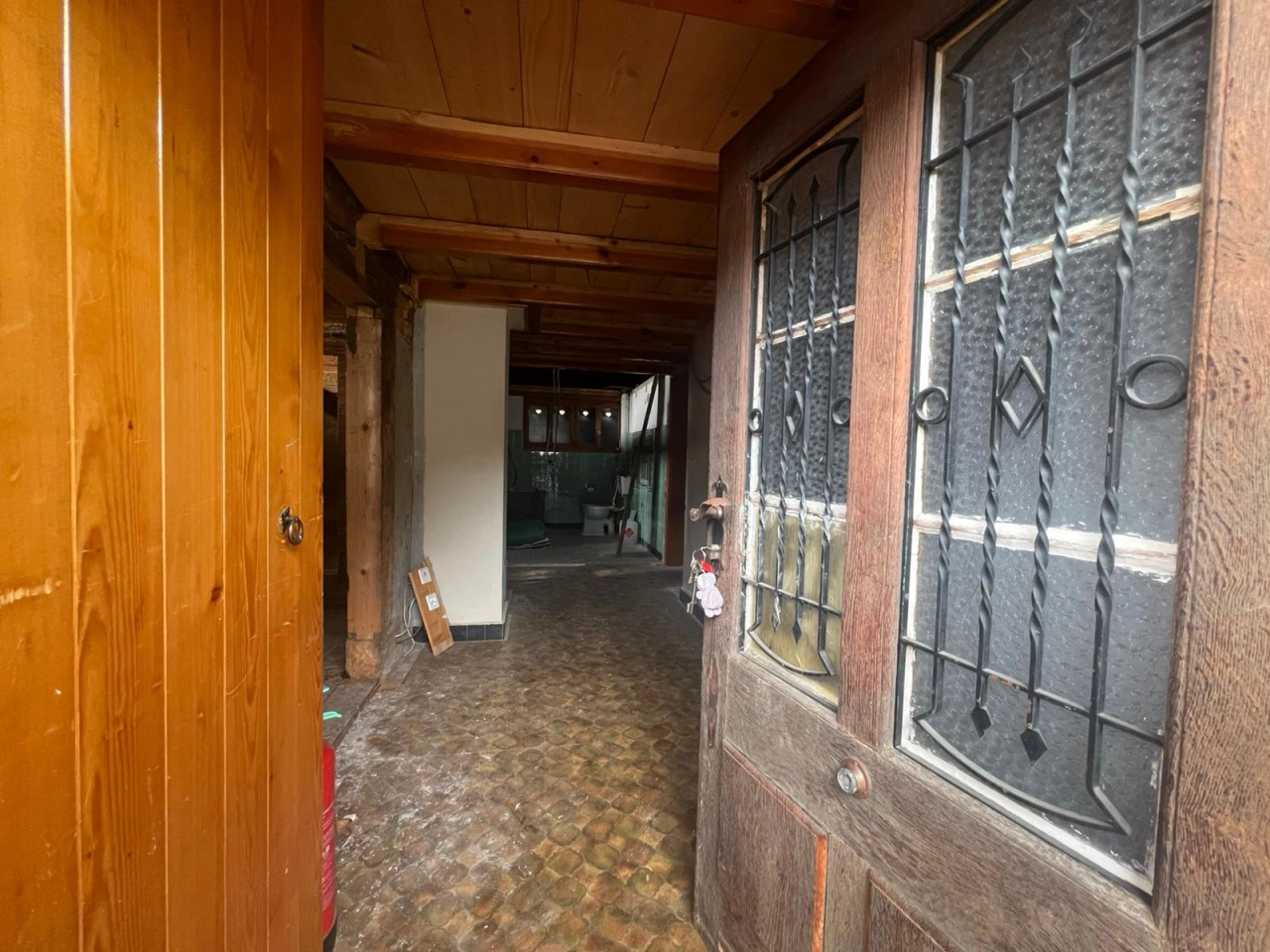 Eingangsbereich mit Holz- und Bleiglasdetails