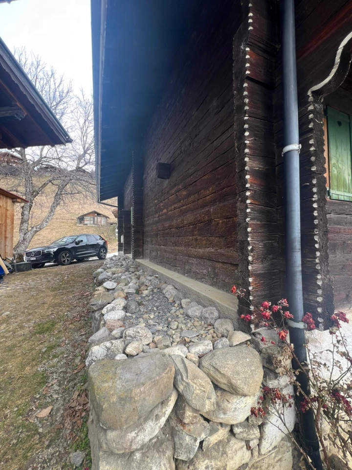 Rustikale Holzfassade mit Zufahrt