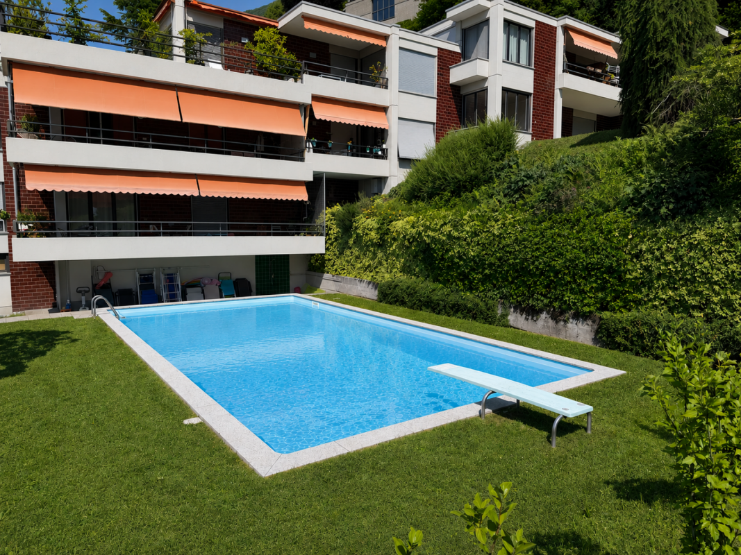 Außenansicht eines Mehrfamilienhauses mit Pool