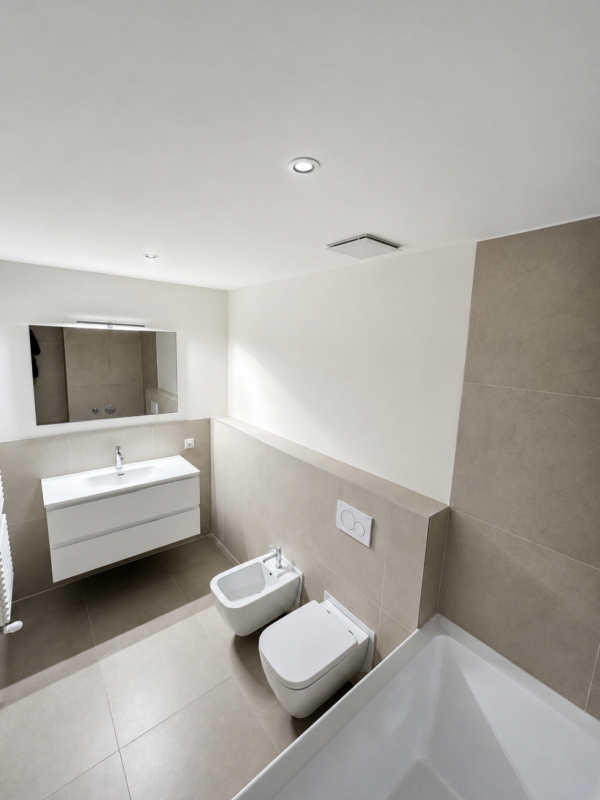 Modernes Badezimmer mit wandhängendem WC und Badewanne