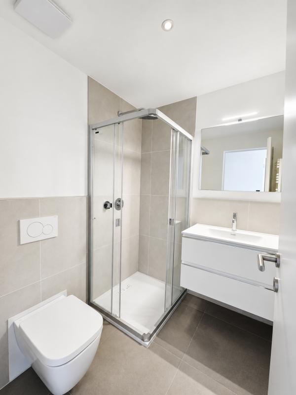 Modernes Badezimmer mit Dusche und wandhängendem WC
