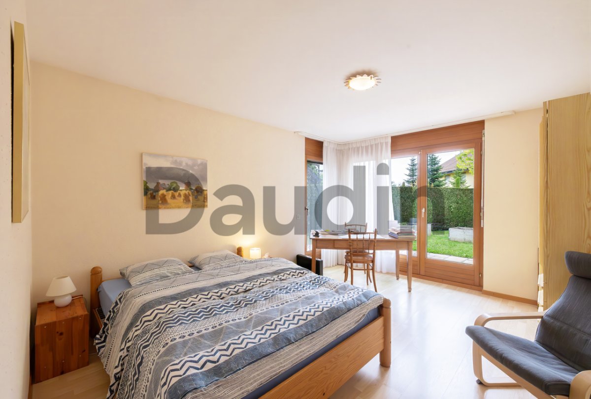 Helles Schlafzimmer mit Terrassentür