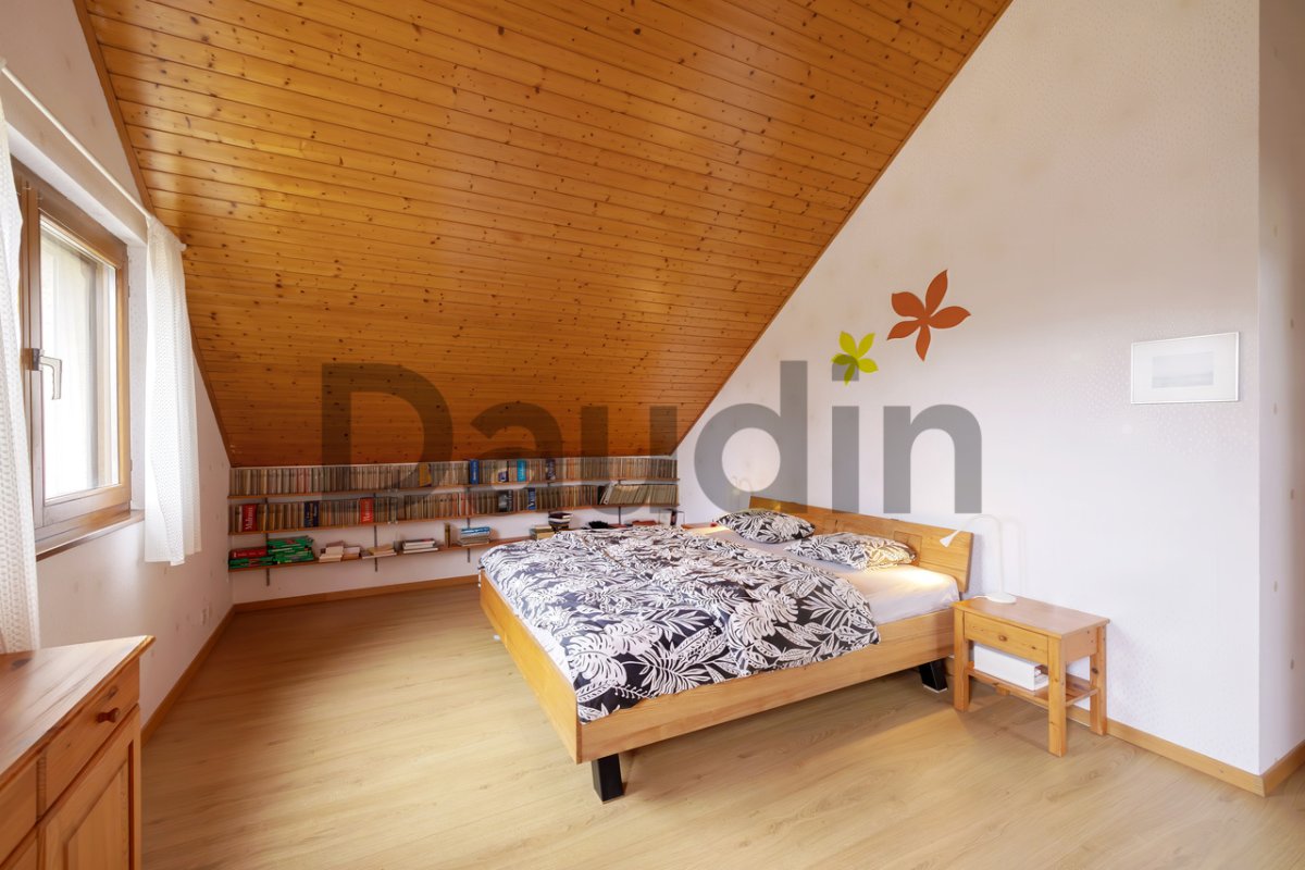 Dachgeschoss-Schlafzimmer mit Holzbalkendecke