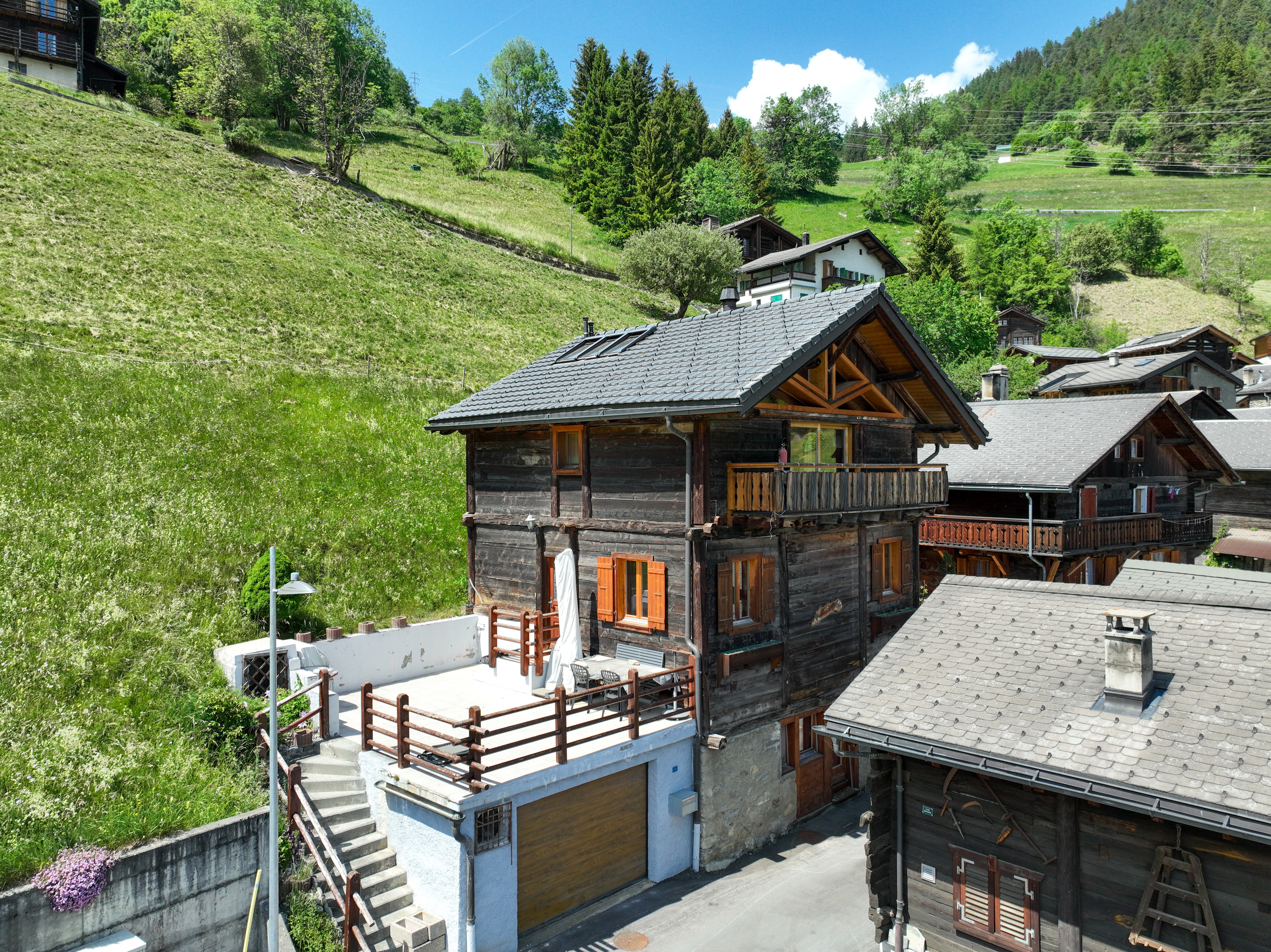 Alpines Holzhaus mit Terrasse und Hanglage