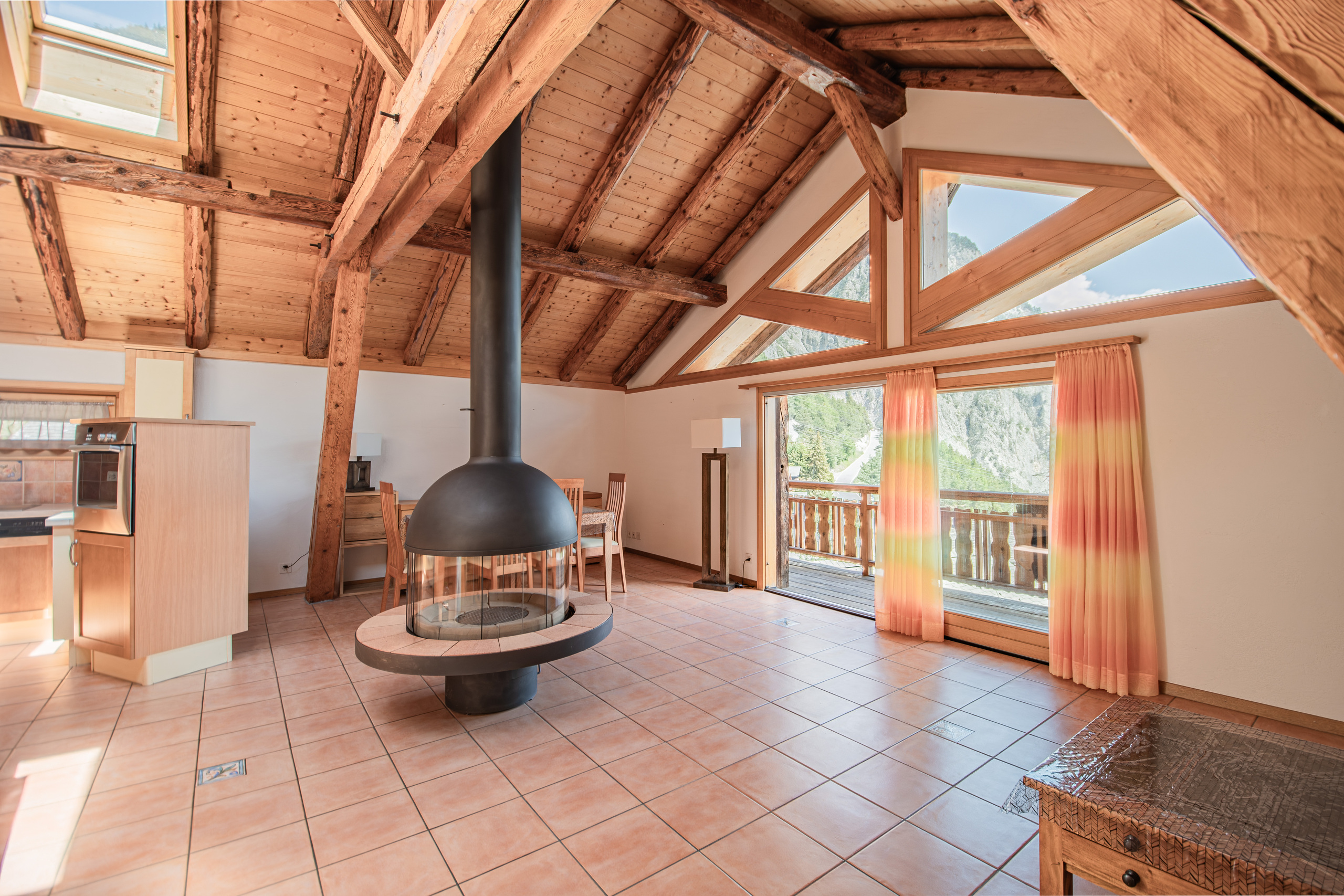 Wohnbereich mit sichtbarer Holzstruktur und Kamin