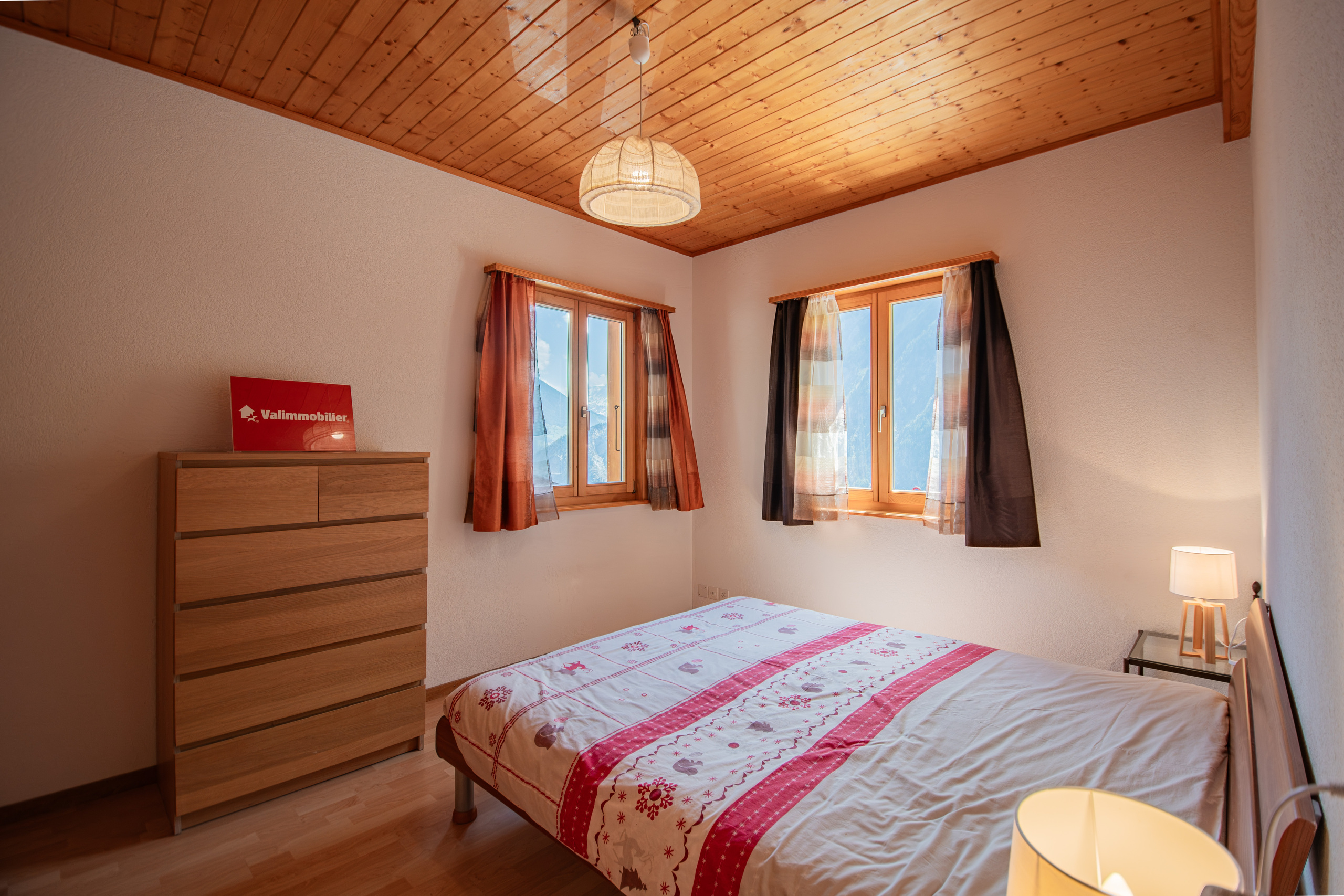 Gemütliches Schlafzimmer mit Holzausstattung