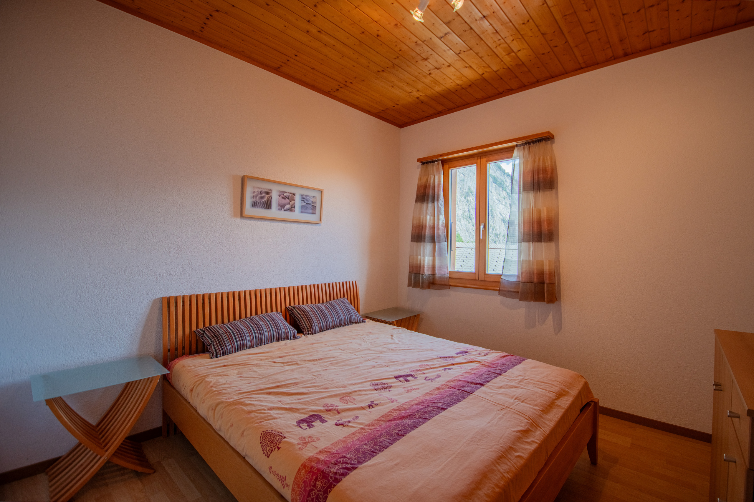 Gemütliches Schlafzimmer mit Holzbalkendecke