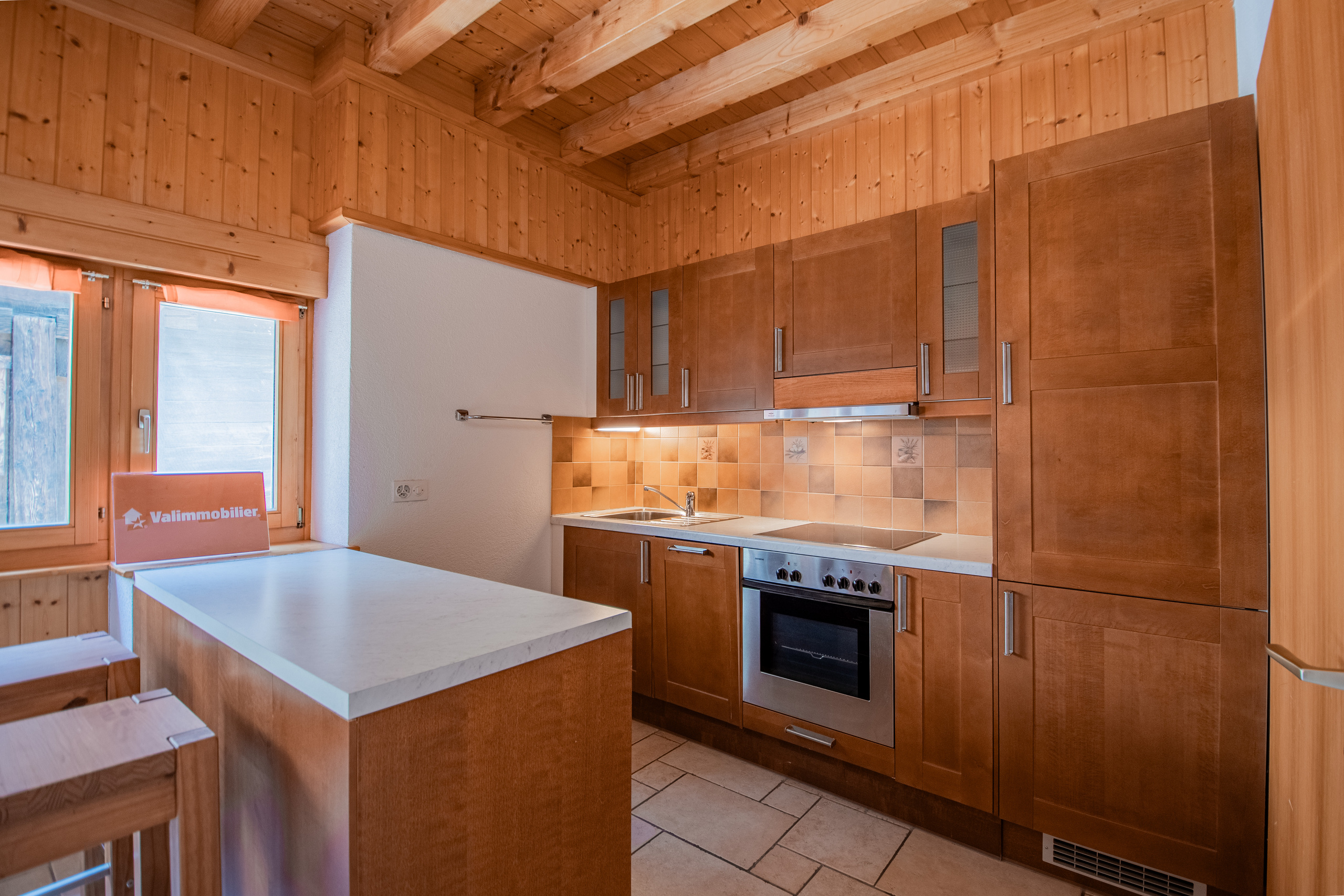 Kompakte Küche mit Holzverkleidung