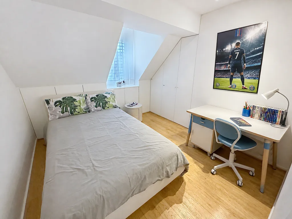 Helles Kinder- oder Jugendzimmer mit Bett und Schreibtisch