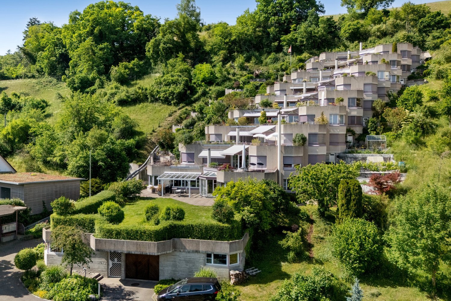 Terrassenförmige Wohnanlage am Hang