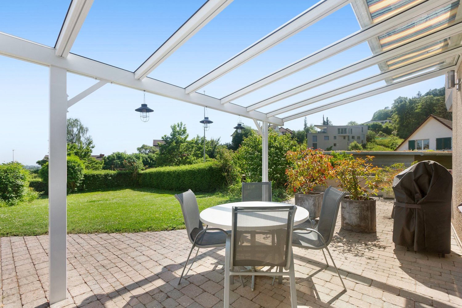 Überdachte Terrasse mit Gartenblick