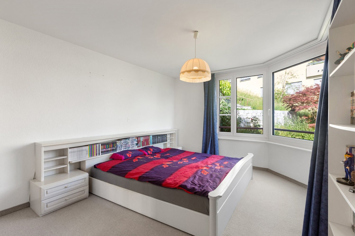 Helles Schlafzimmer mit großem Eckfenster