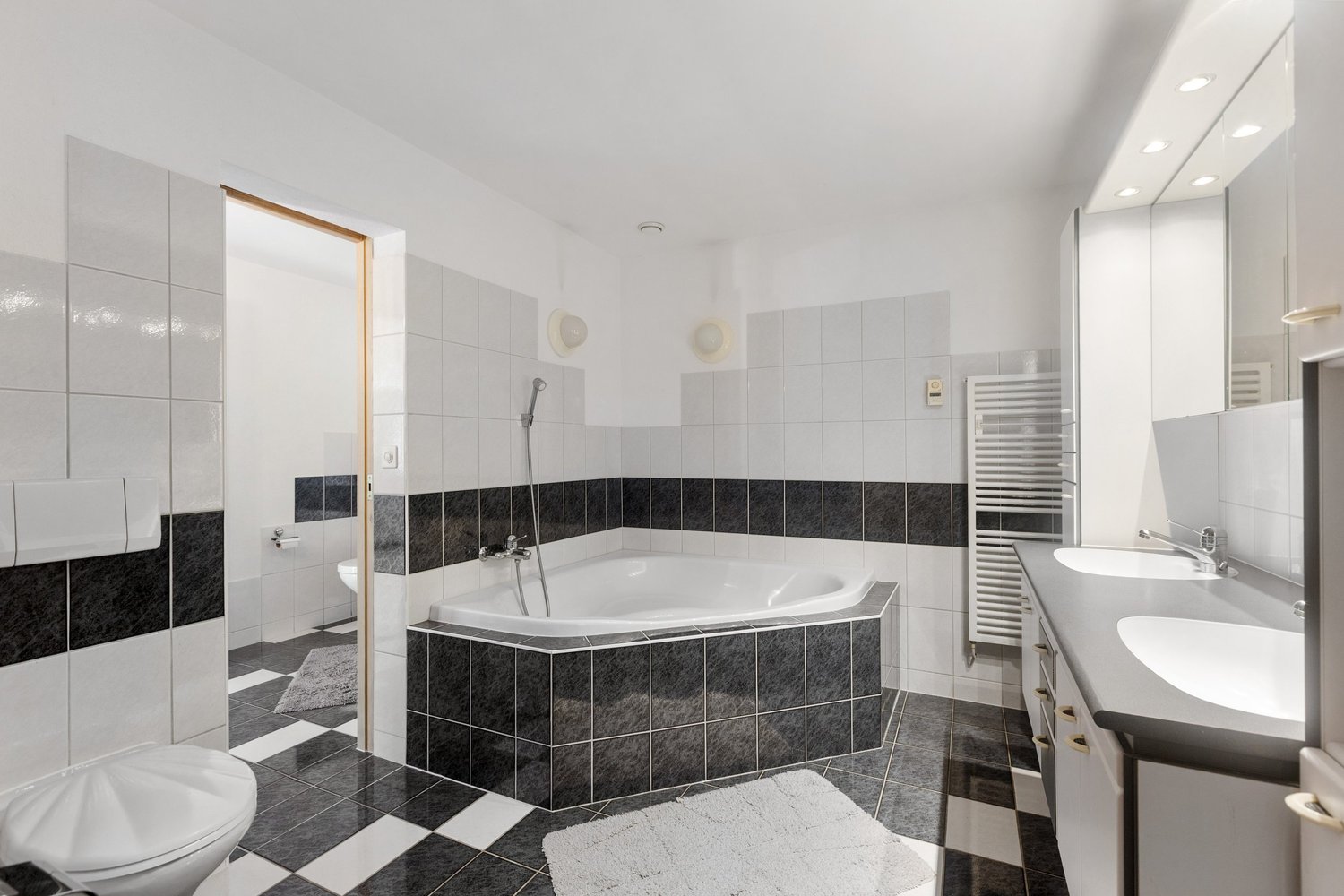 Modernes Badezimmer mit Badewanne und Doppelwaschtisch