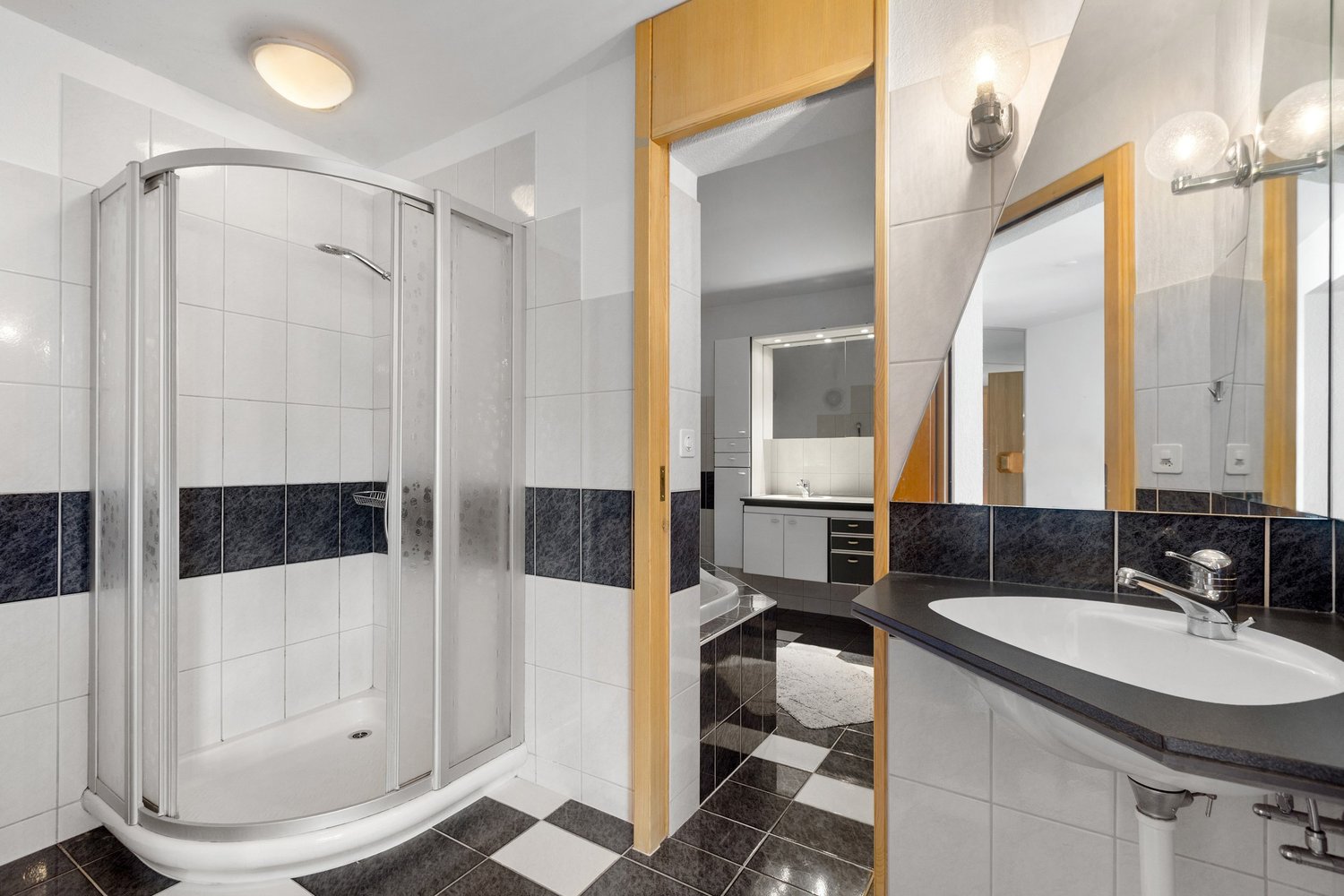 Modernes Badezimmer mit Dusche und Waschtisch