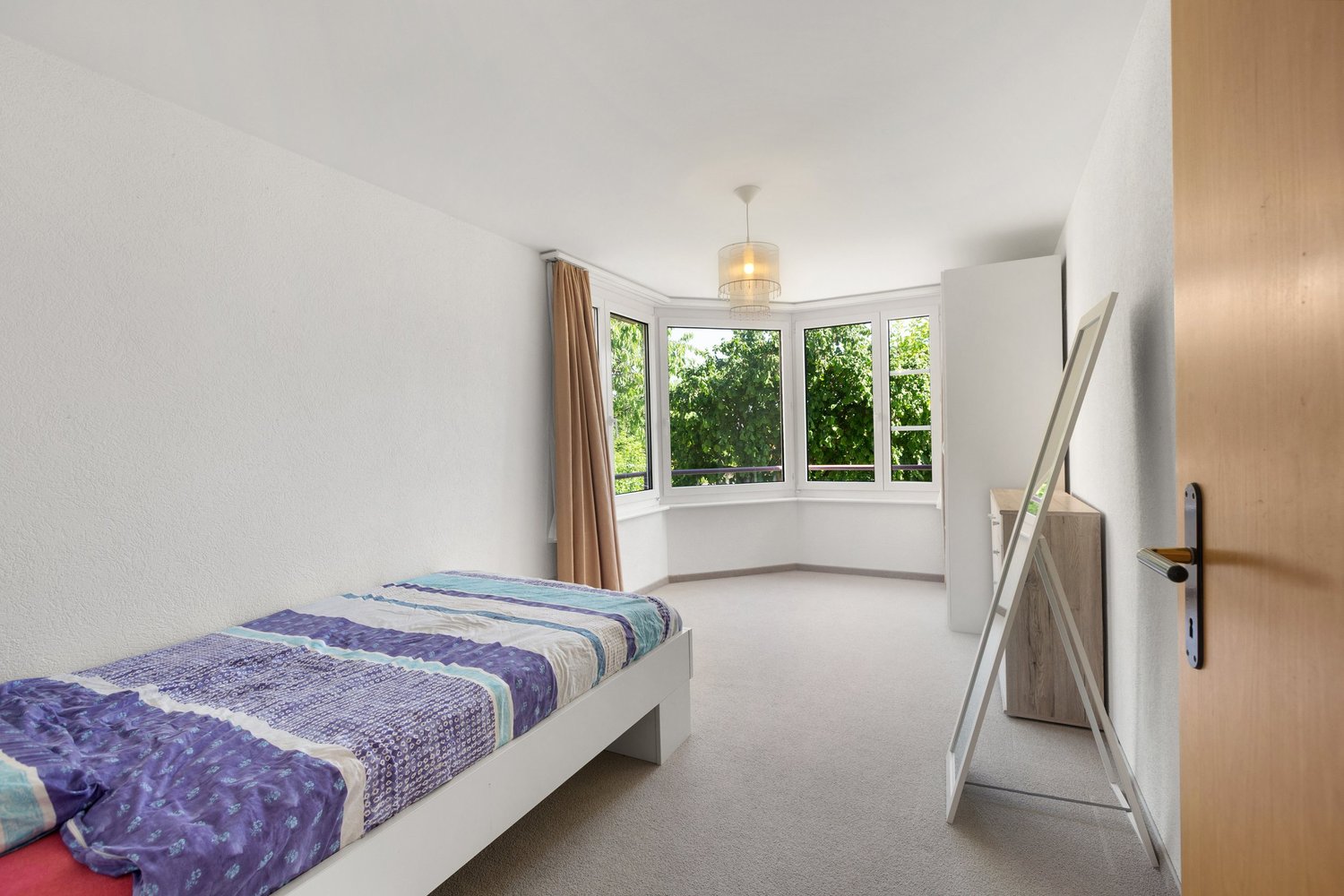 Helles Schlafzimmer mit Fensterfront