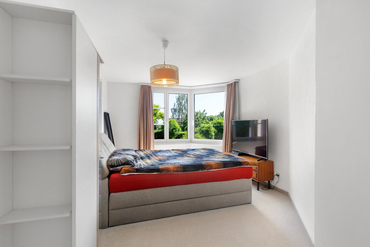 Helles Schlafzimmer mit Erkerfenster