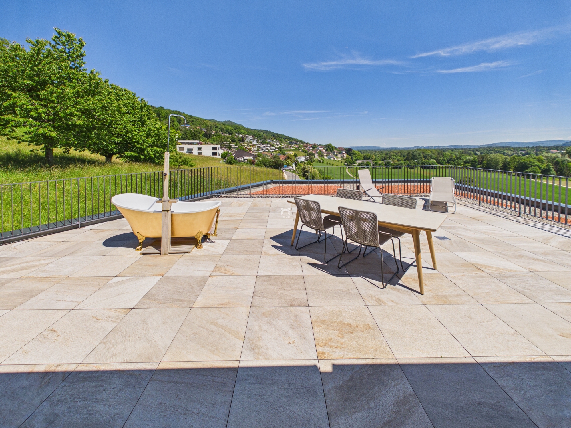 Große Dachterrasse mit Talblick