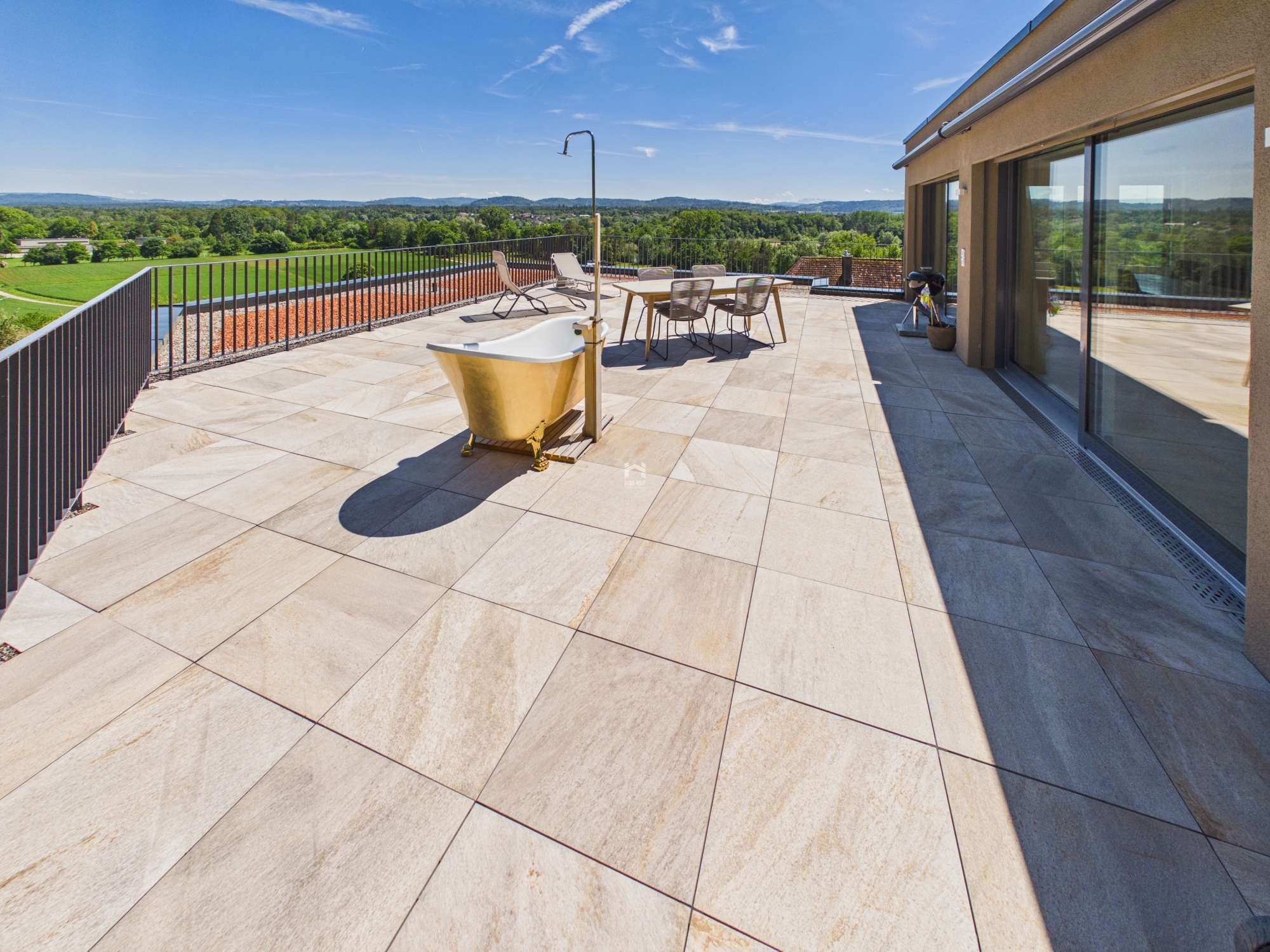 Große Dachterrasse mit Panoramablick