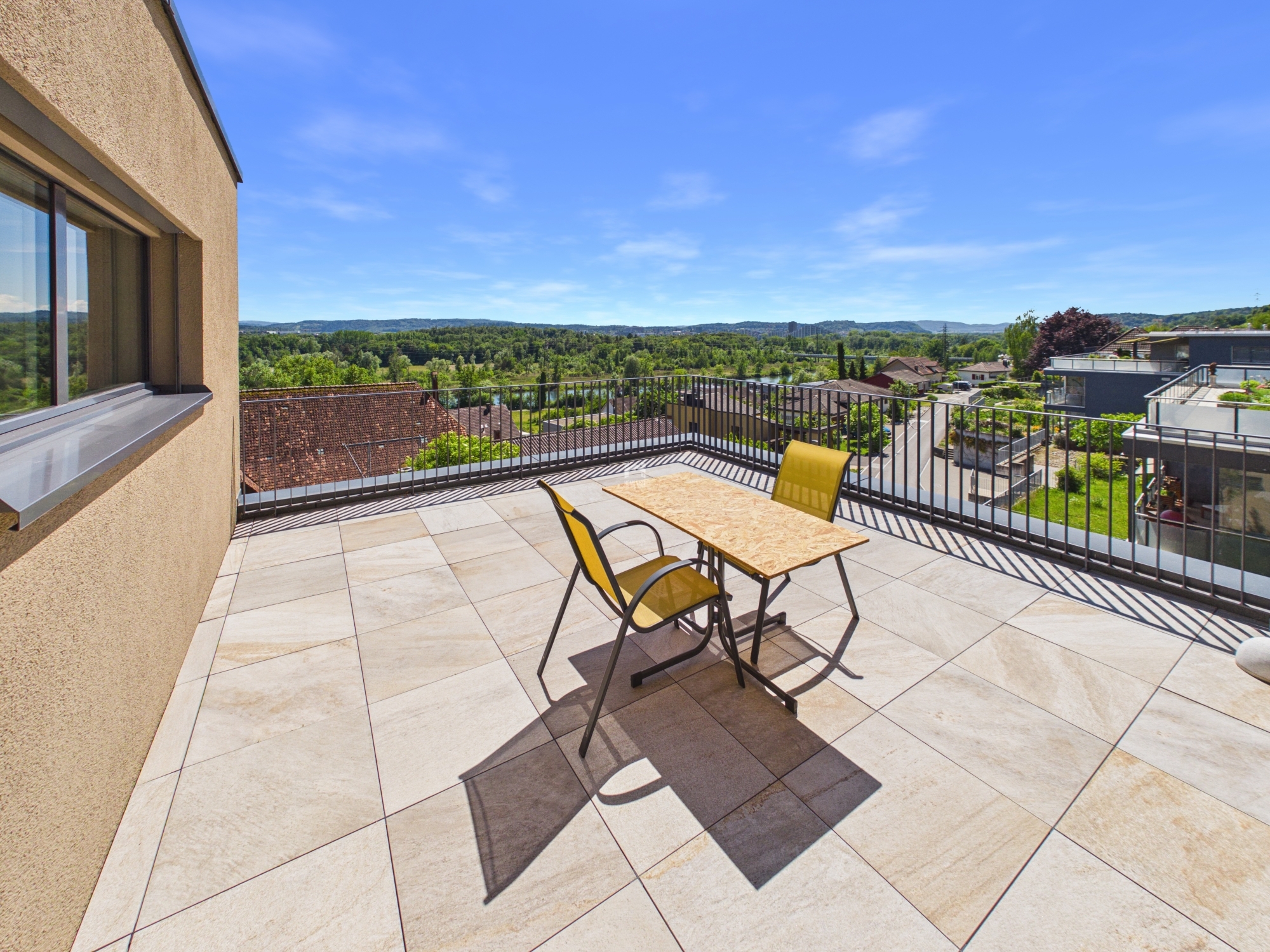 Großzügige Dachterrasse mit Panoramablick