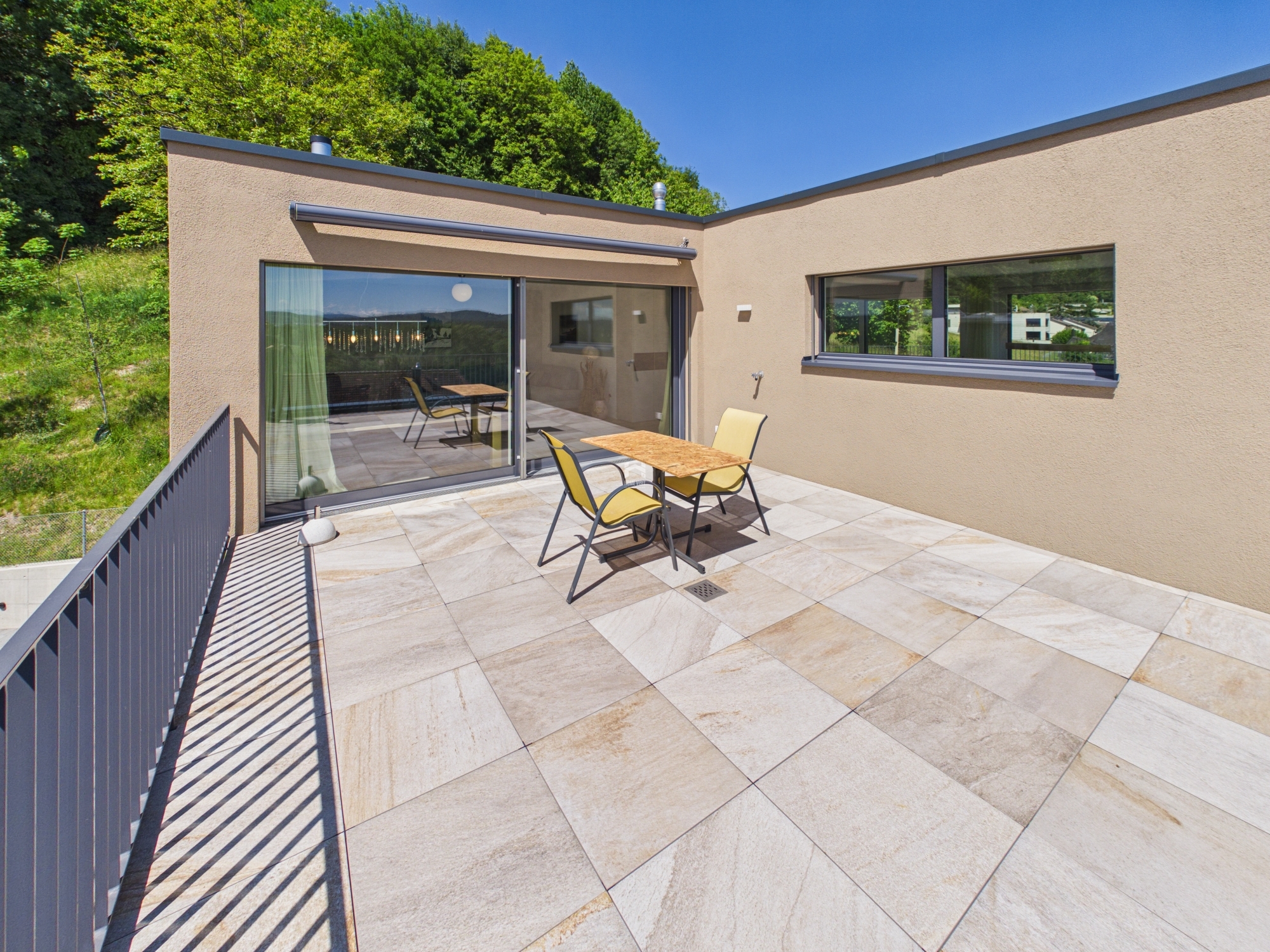 Moderne Dachterrasse mit Sitzgruppe