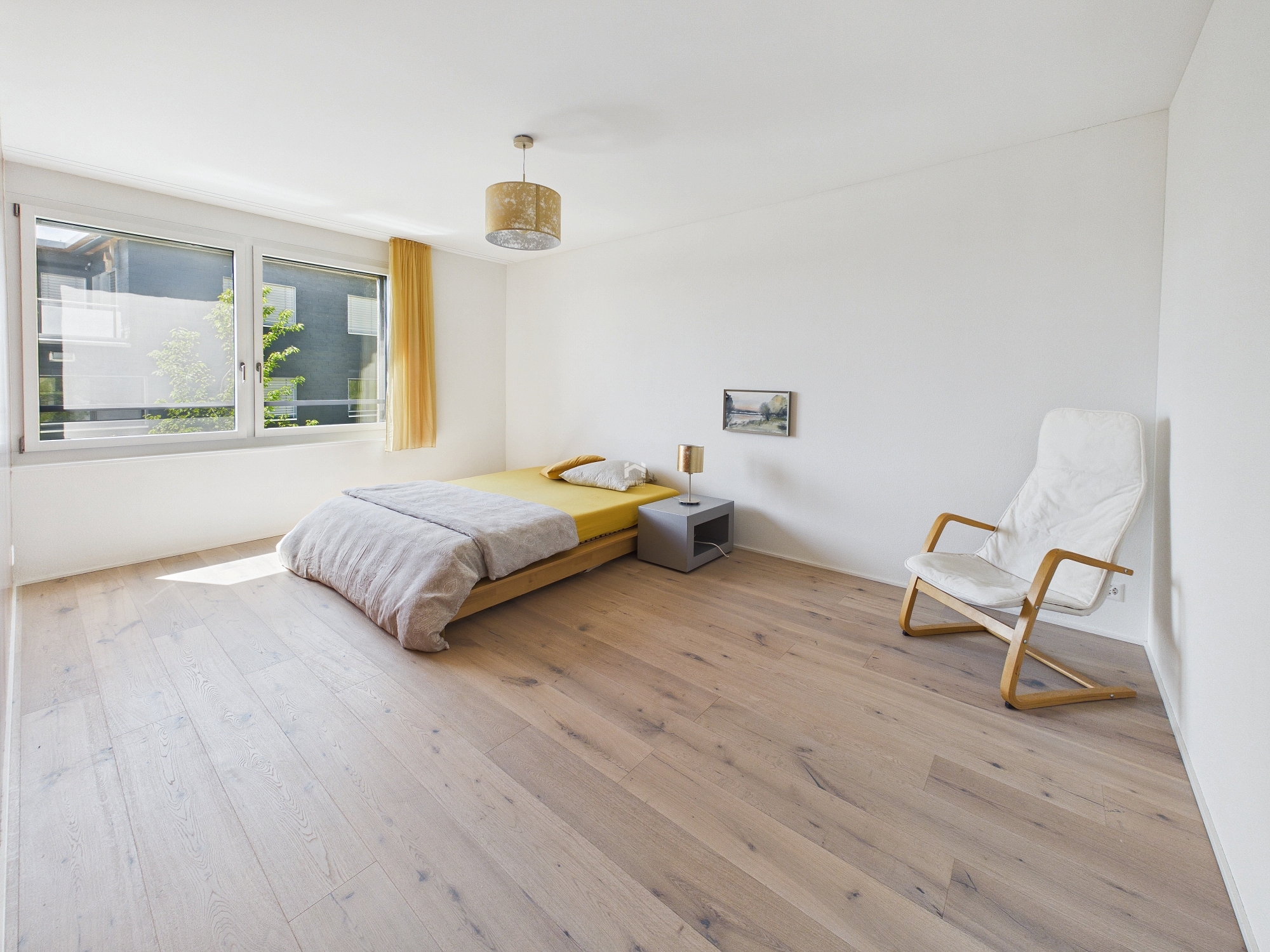 Helles Schlafzimmer mit reduziertem Mobiliar