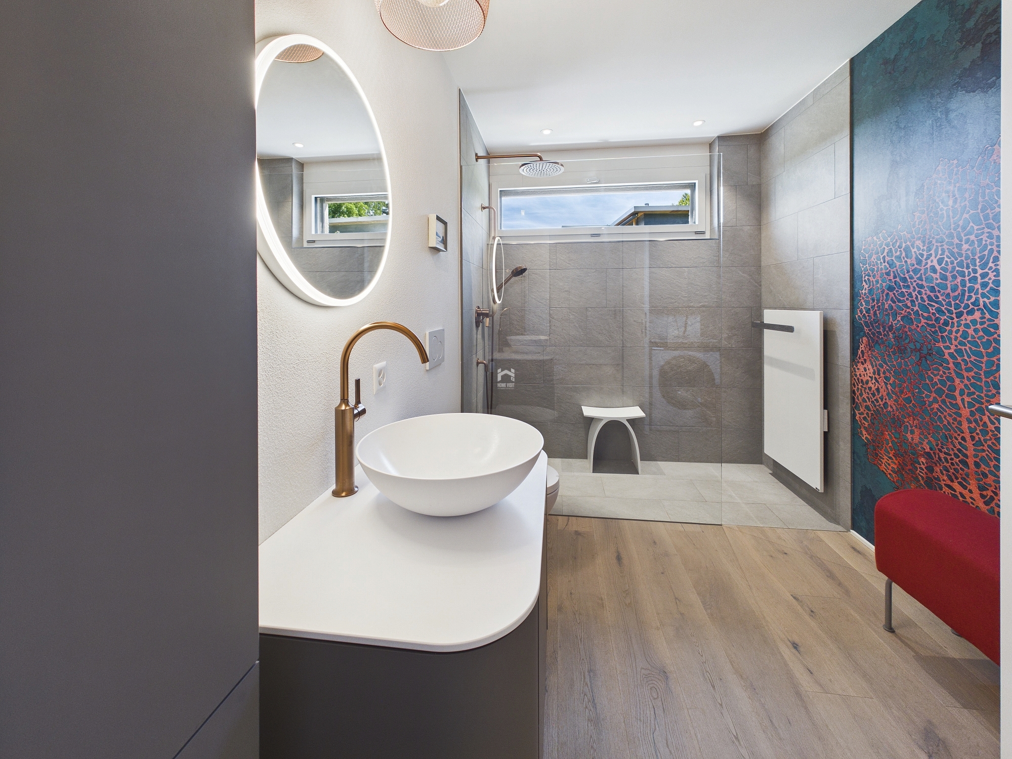 Modernes Badezimmer mit begehbarer Dusche und Waschtisch