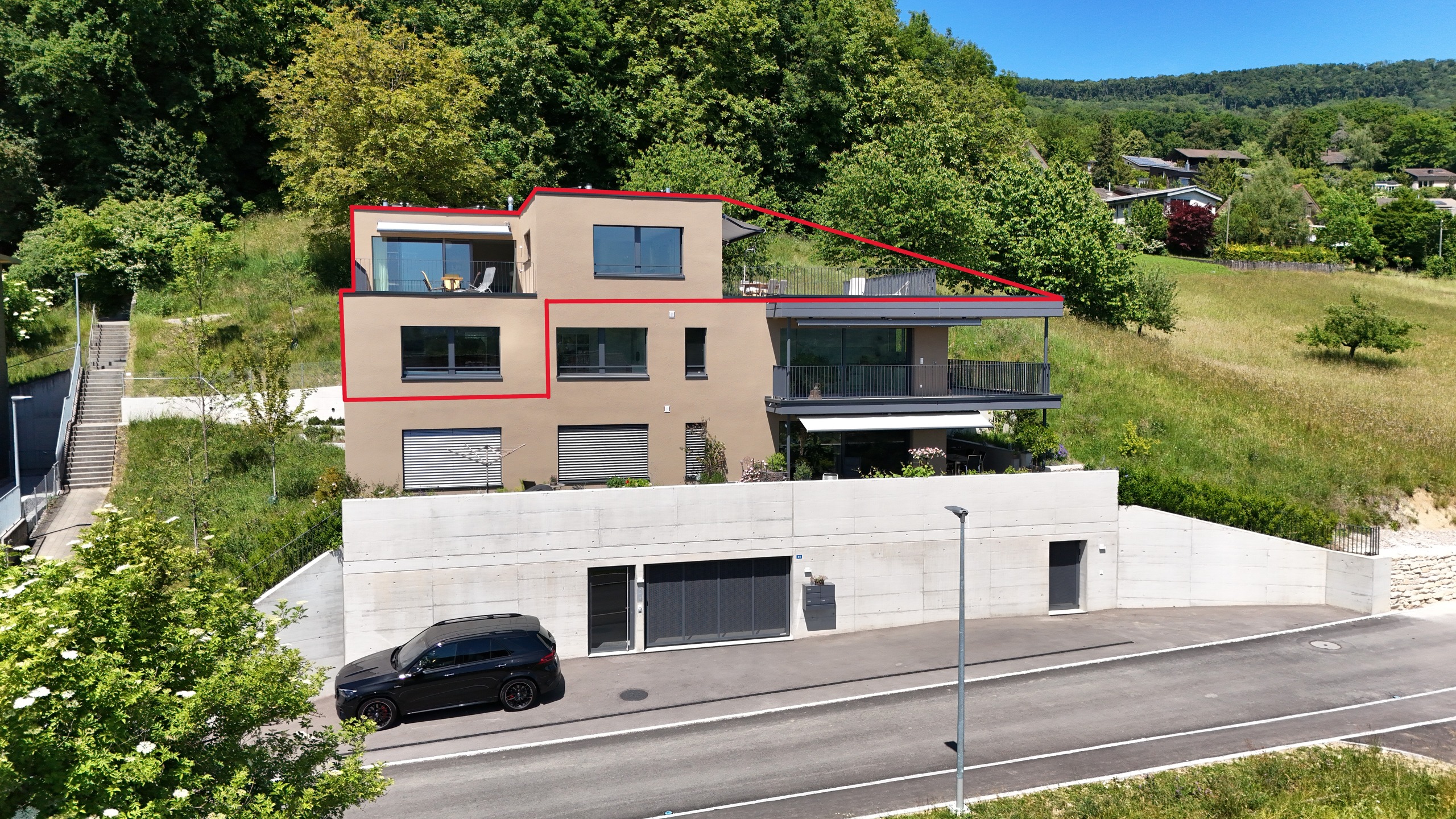 Moderne Terrassenansicht eines Mehrfamilienhauses am Hang