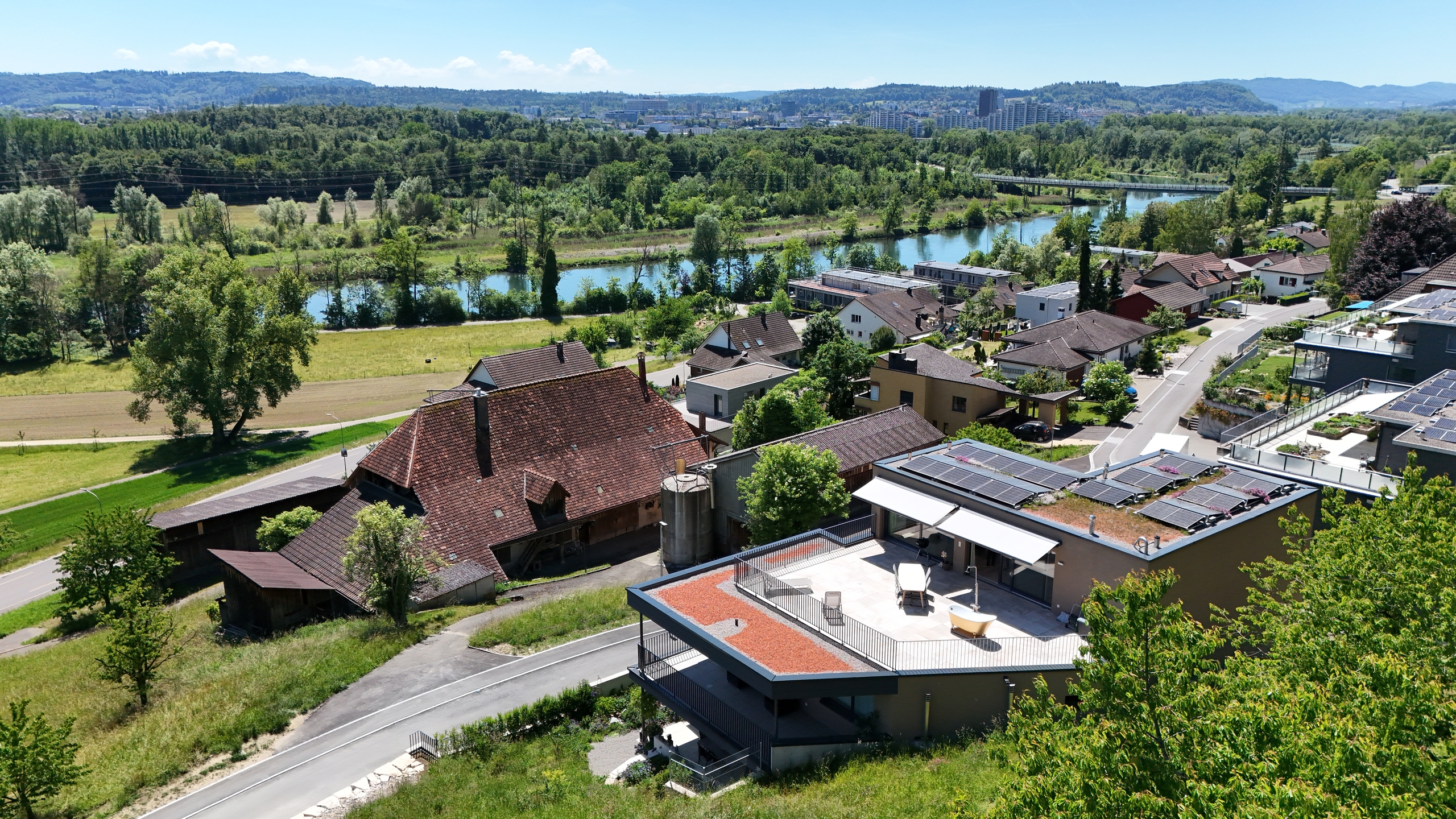 Luftaufnahme eines Wohngebiets am Fluss