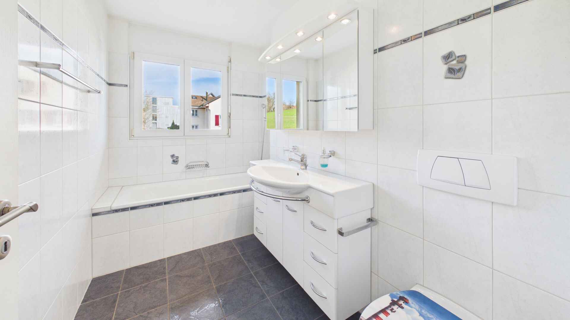 Helles Badezimmer mit Badewanne und Waschtisch