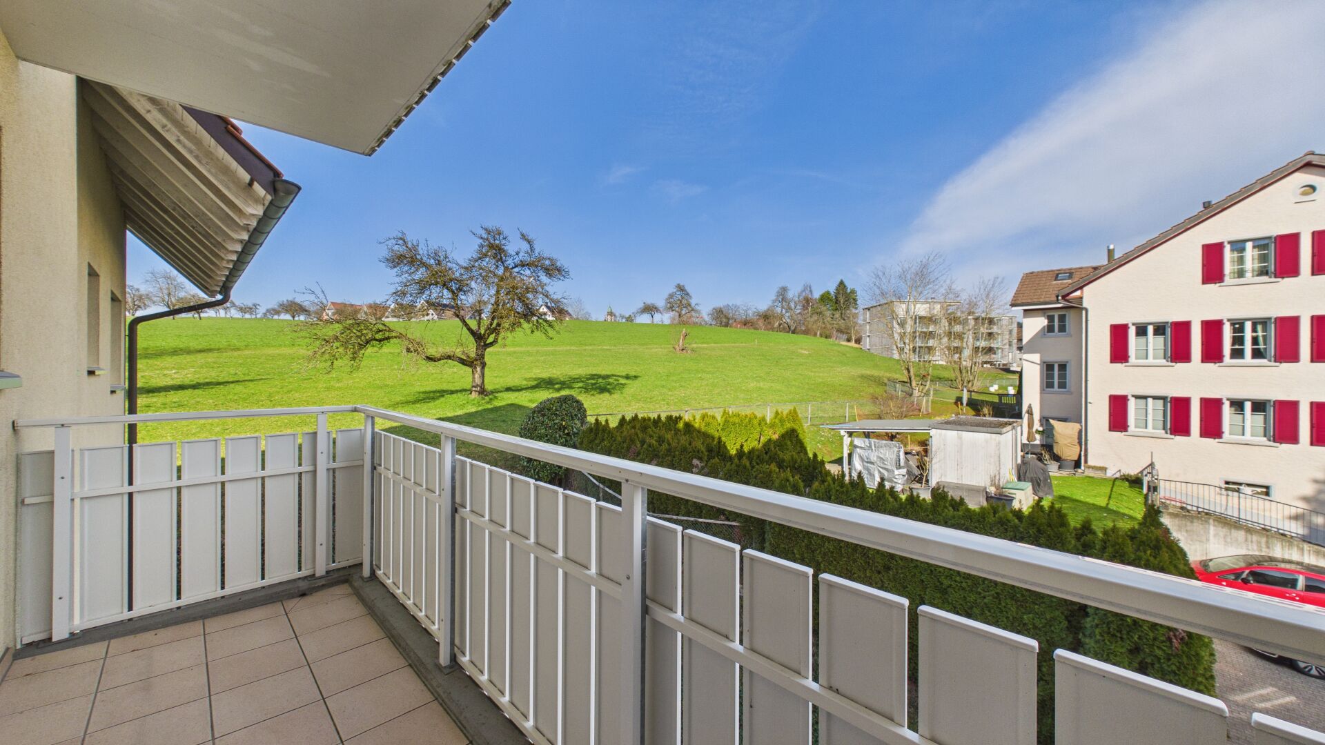 Balkon mit Weitblick über eine grüne Wohnlage